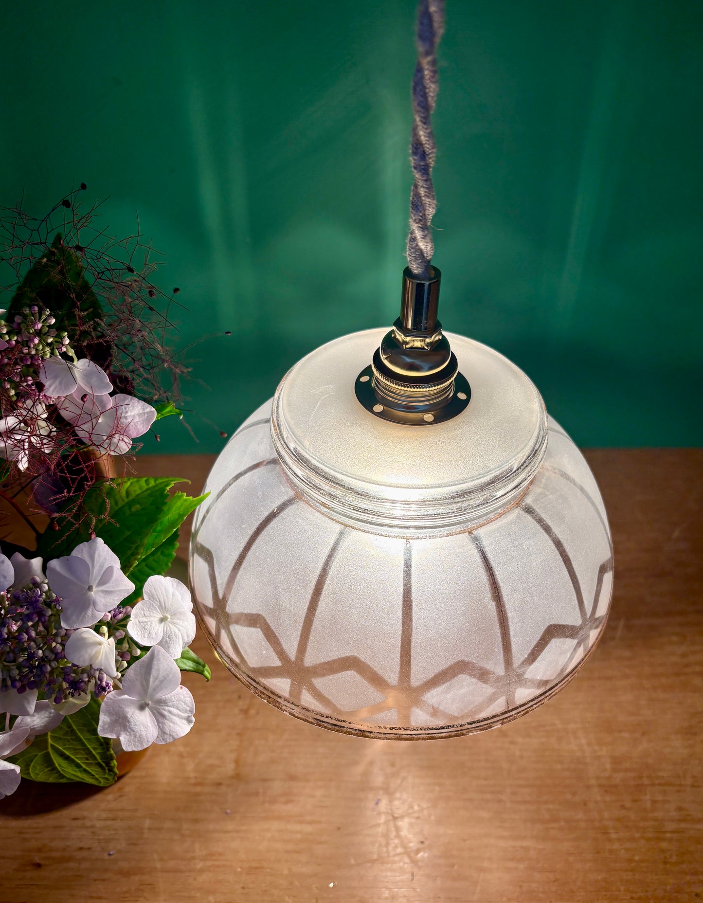 Suspension abat-jour vintage en verre dépoli blanc et doré