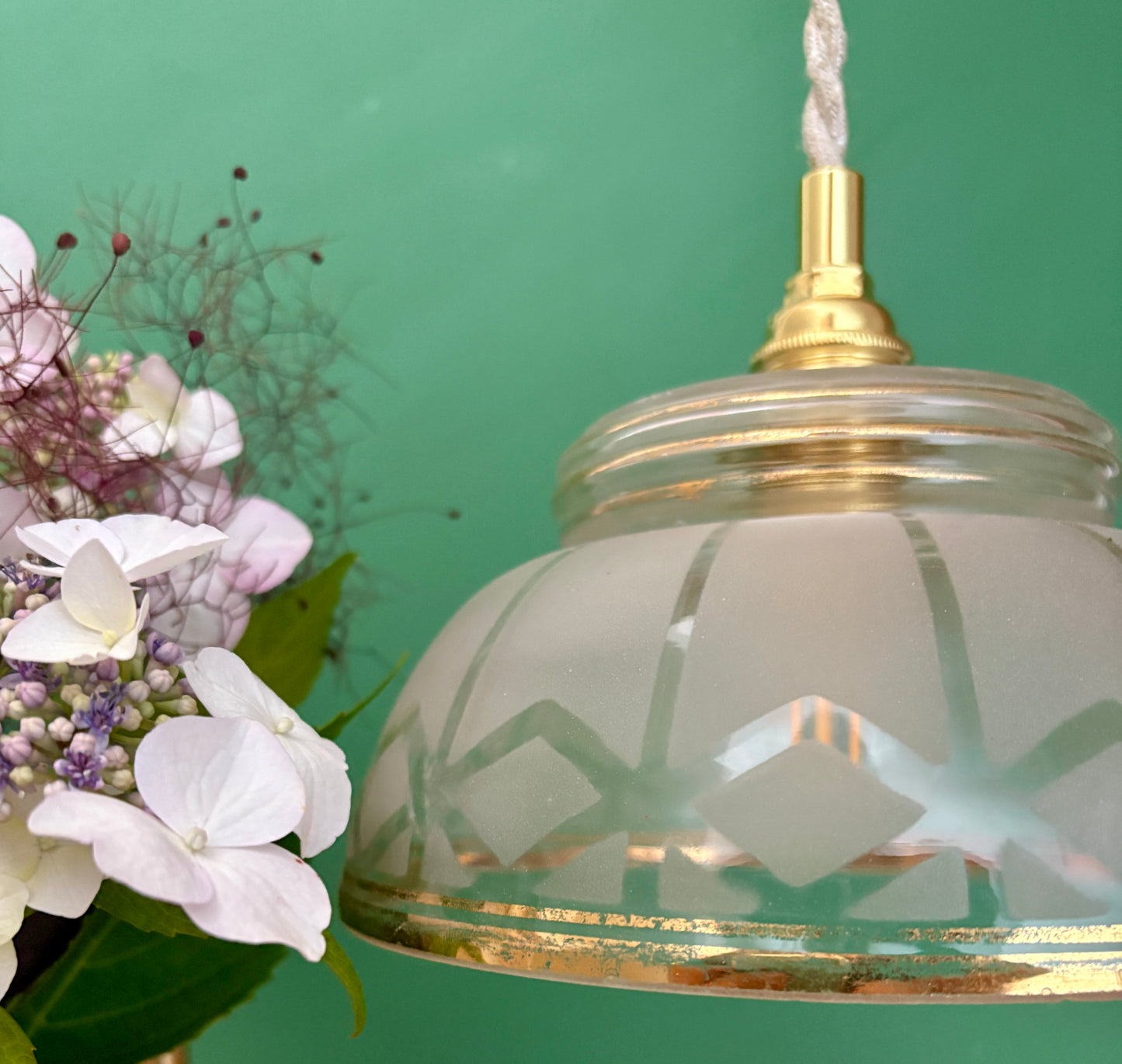 Suspension abat-jour vintage en verre dépoli blanc et doré