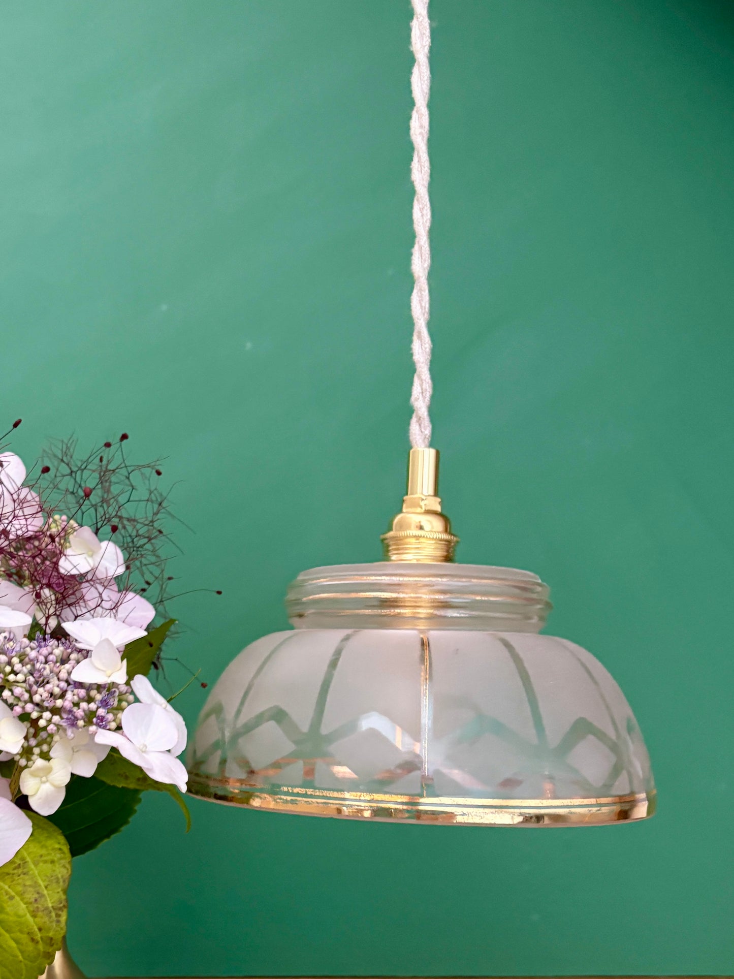 Suspension abat-jour vintage en verre dépoli blanc et doré