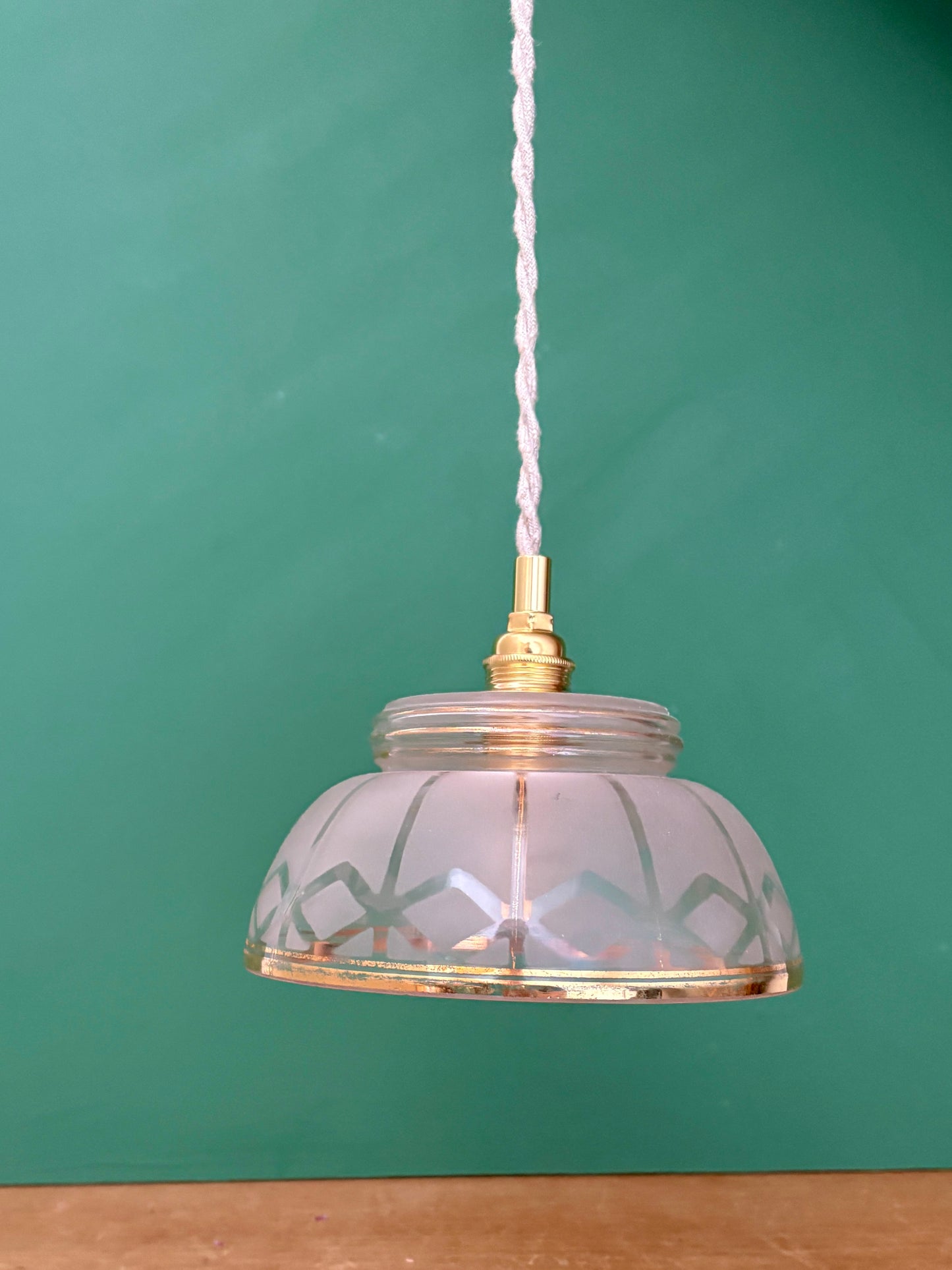 Suspension abat-jour vintage en verre dépoli blanc et doré