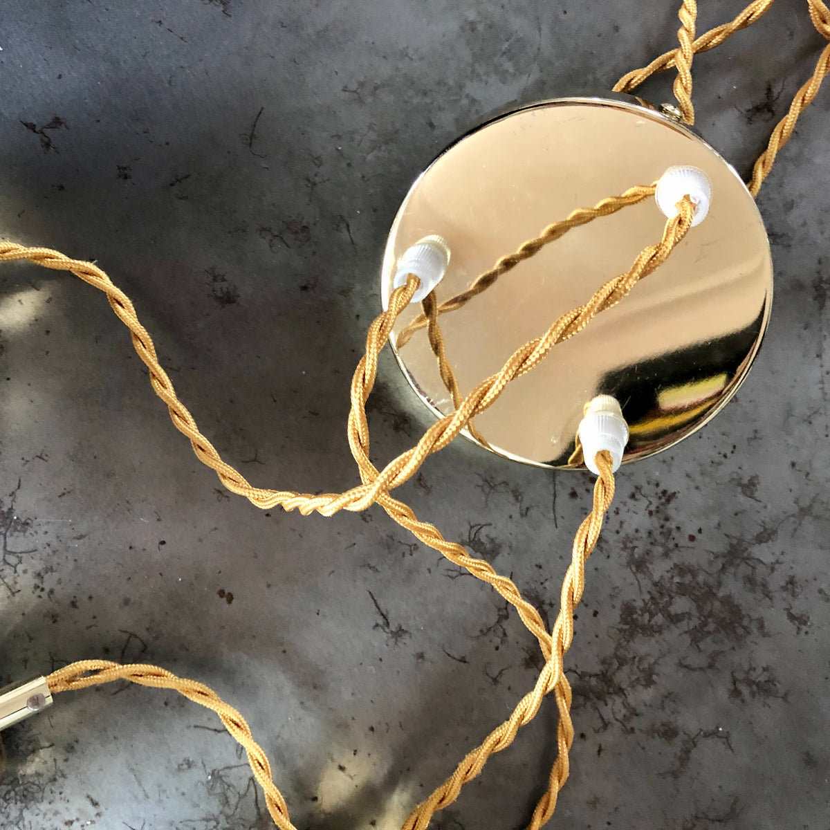 Suspension triple abat-jour vintage en opaline blanche