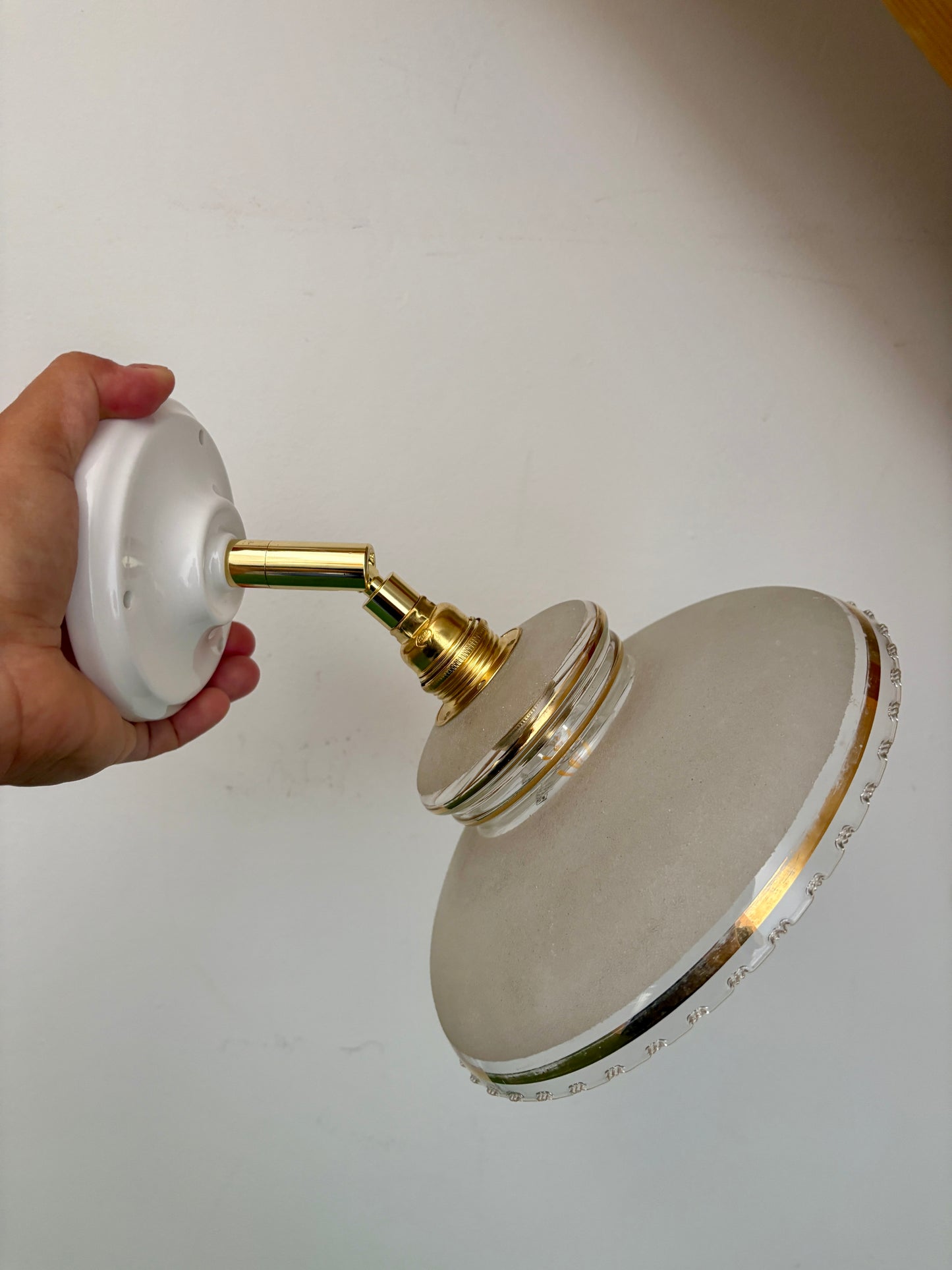 Applique abat- jour vintage en verre granité blanc et doré