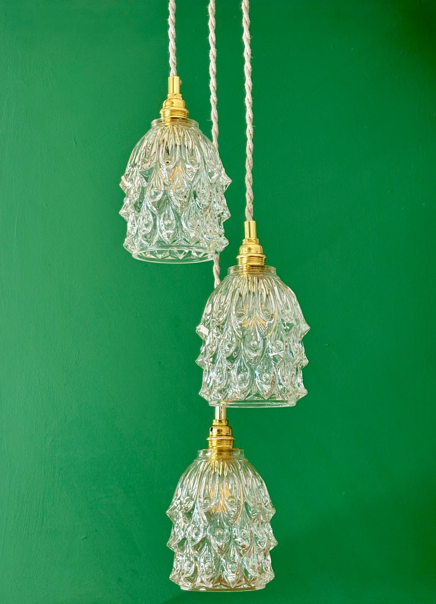 Suspension triple avec globes vintage en verre moulé