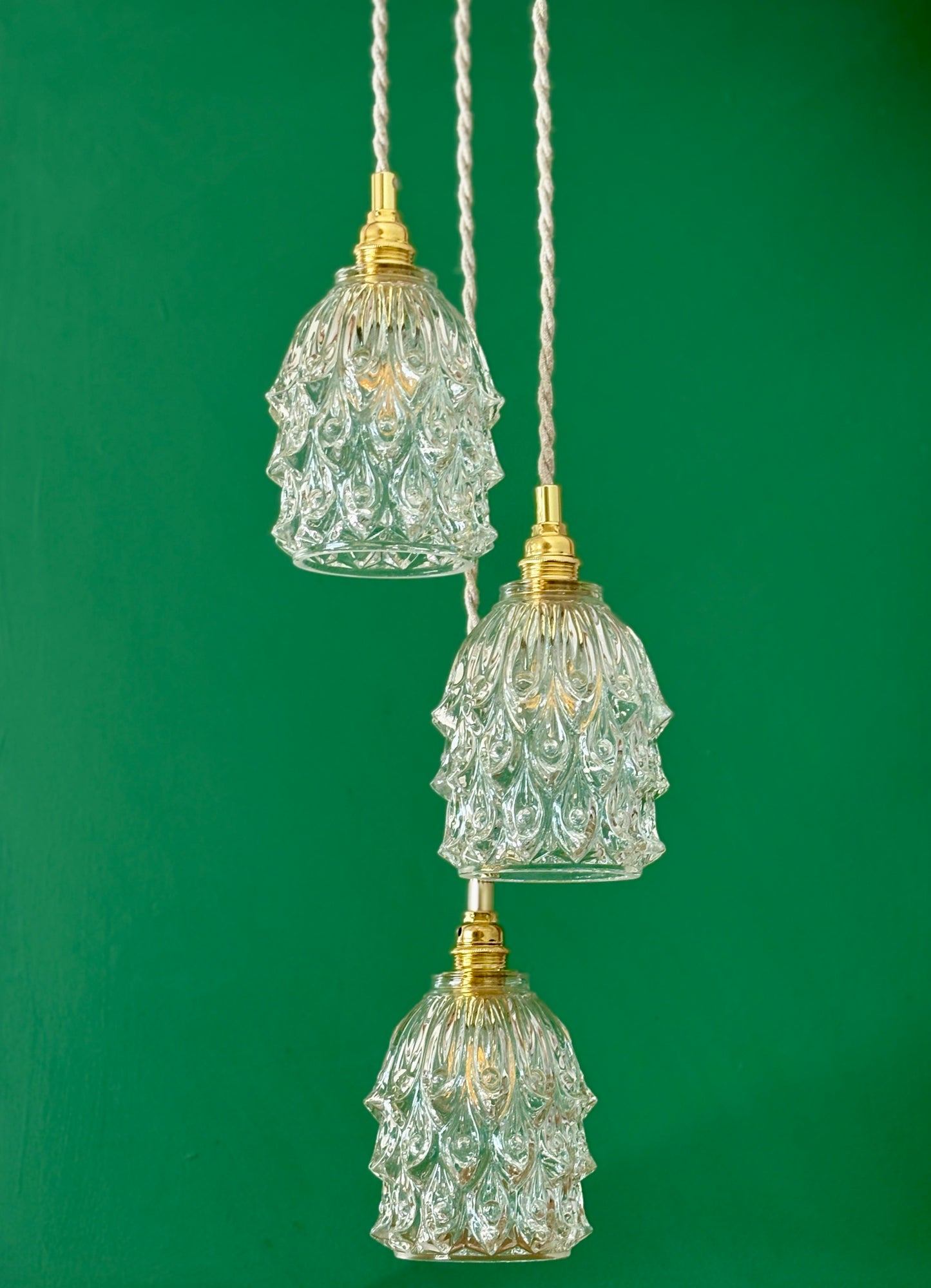 Suspension triple avec globes vintage en verre moulé