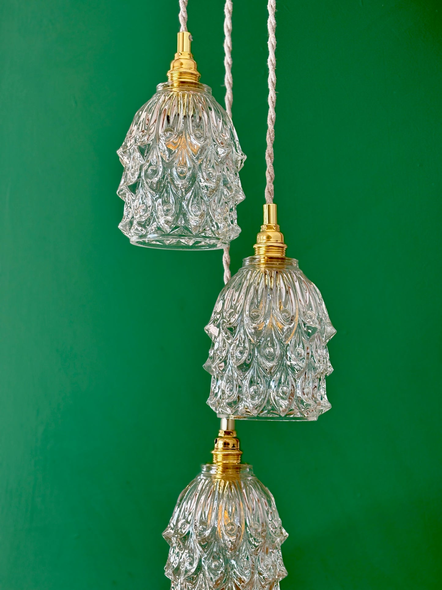 Suspension triple avec globes vintage en verre moulé