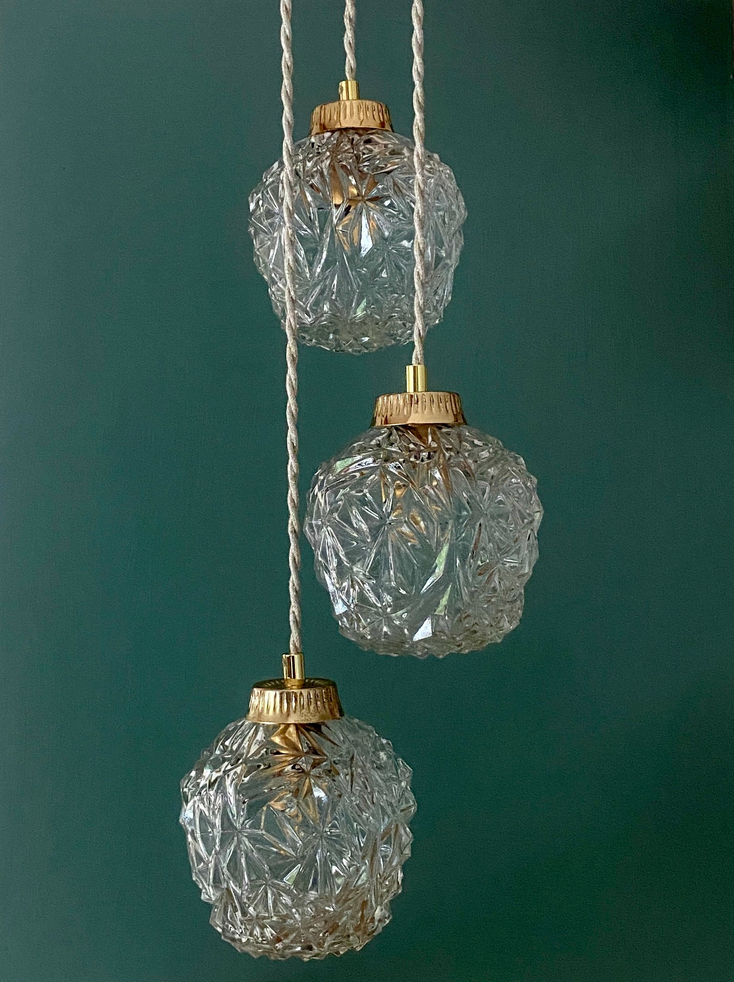 Suspension triple globes vintage en verre moulé