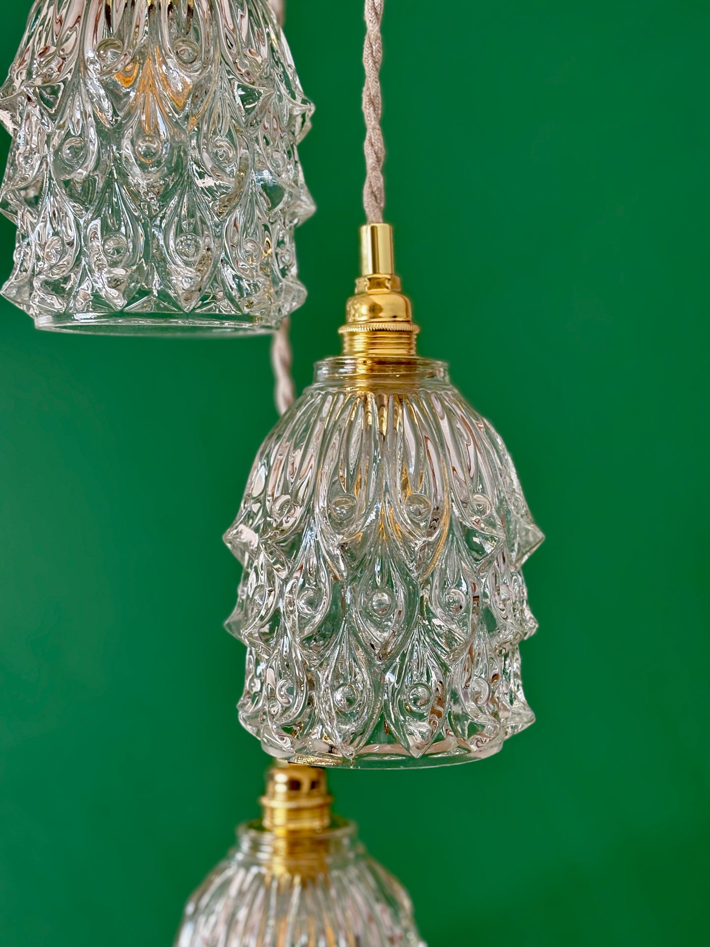 Suspension triple avec globes vintage en verre moulé