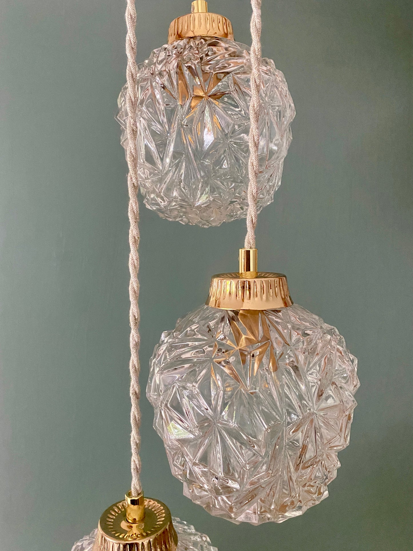 Suspension triple globes vintage en verre moulé