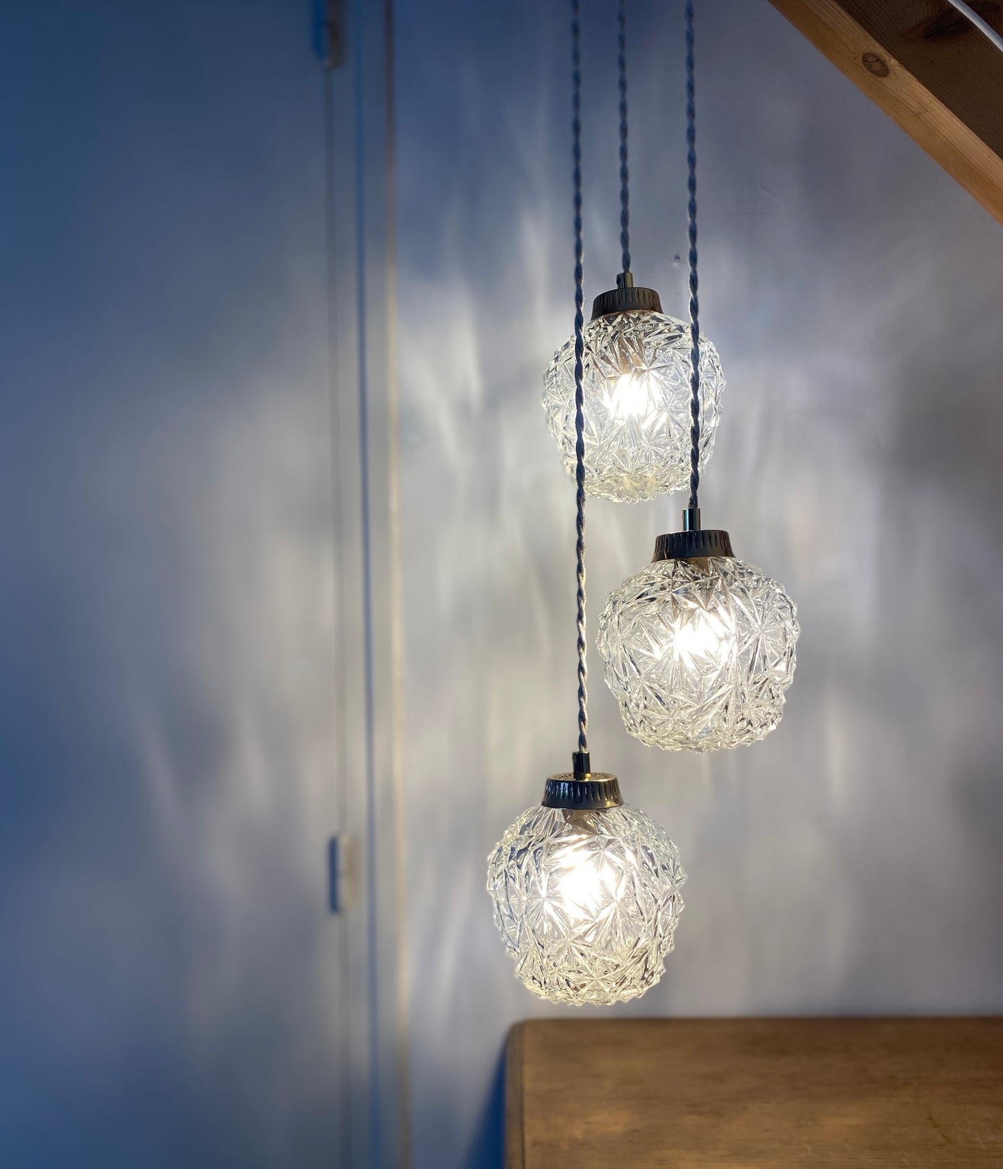 Suspension triple globes vintage en verre moulé