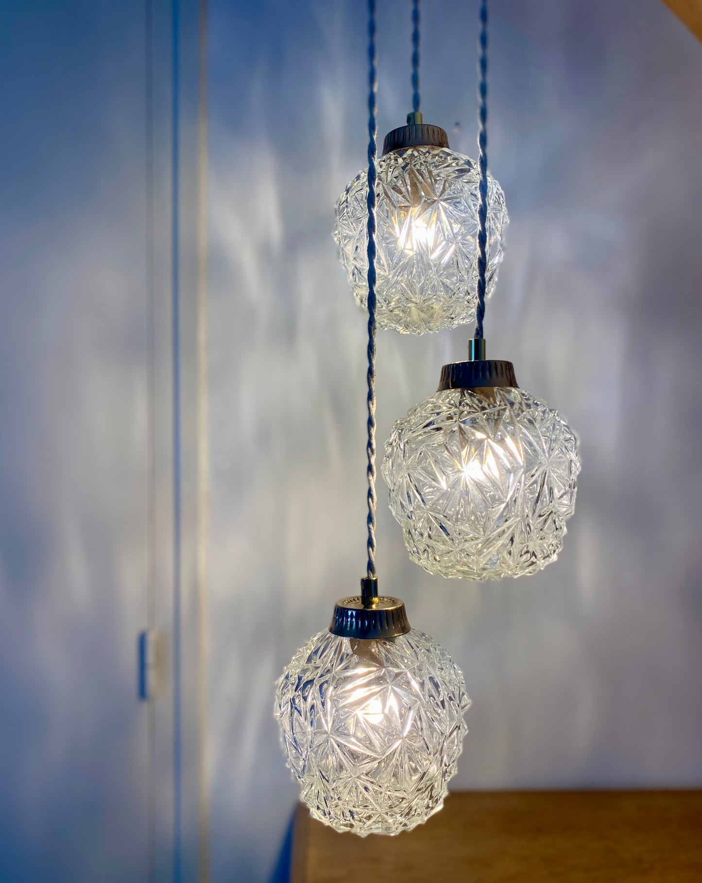 Suspension triple globes vintage en verre moulé