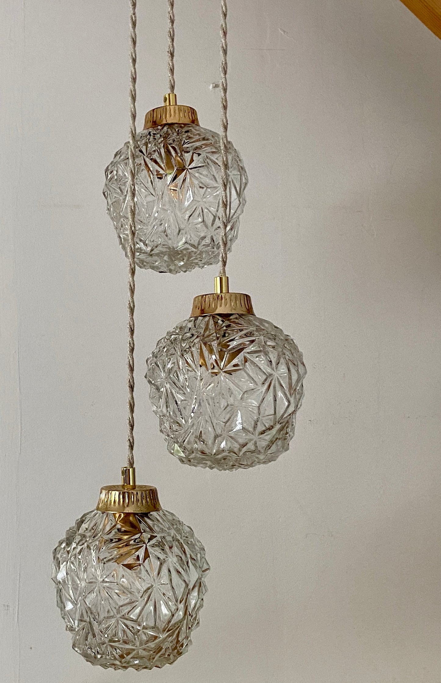 Suspension triple globes vintage en verre moulé