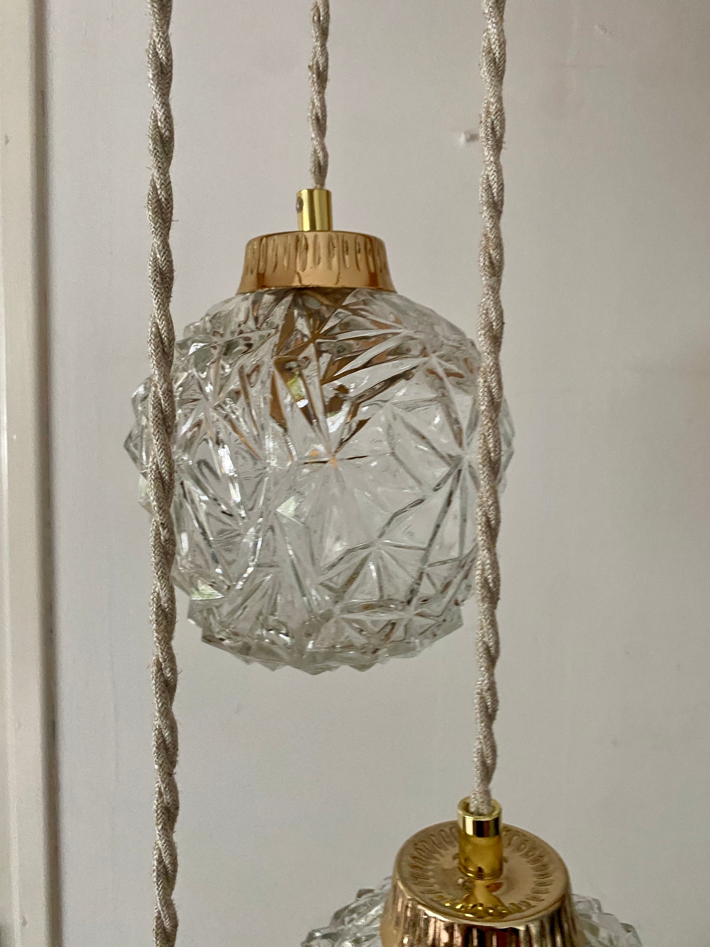 Suspension triple globes vintage en verre moulé