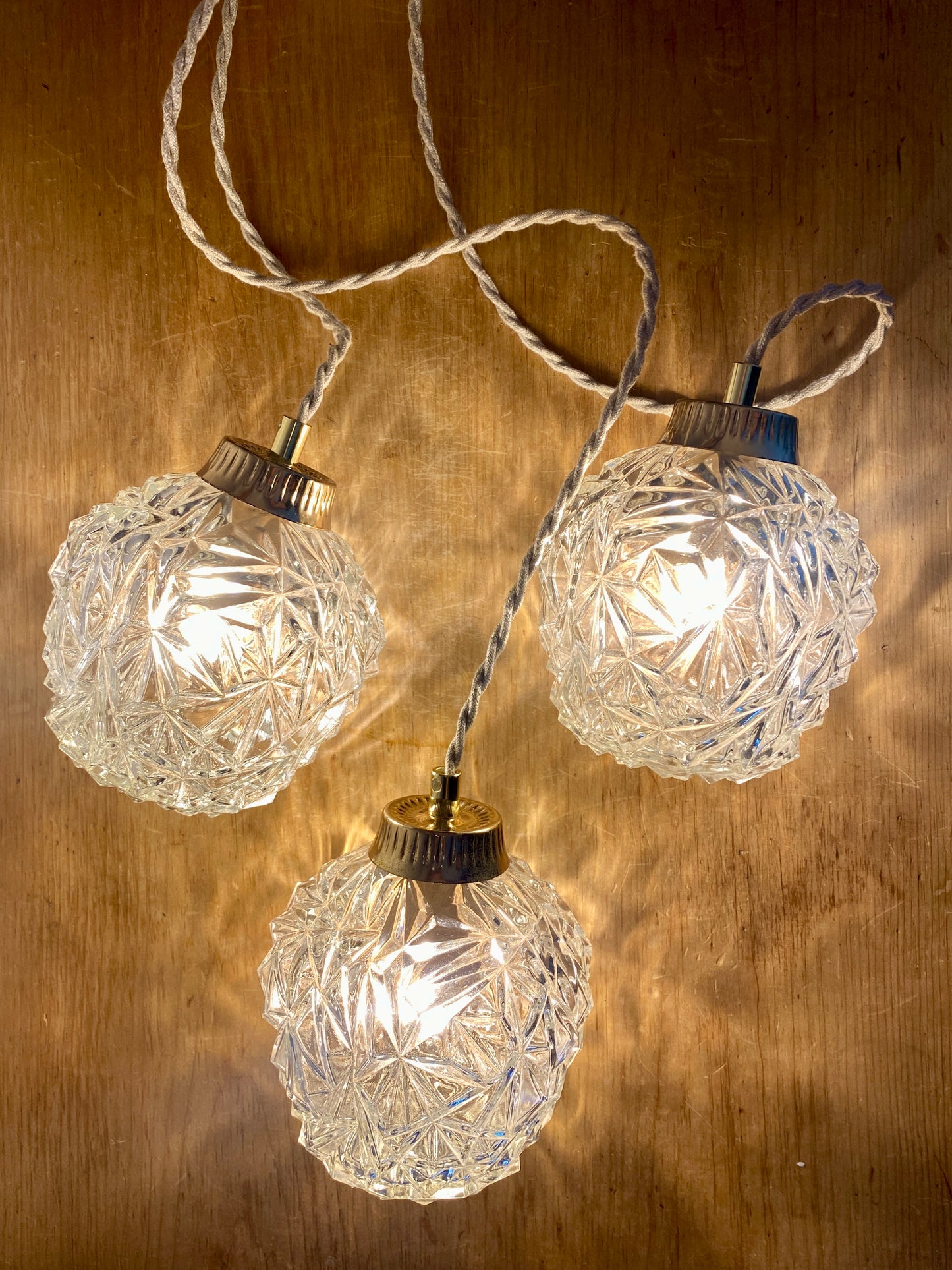 Suspension triple globes vintage en verre moulé