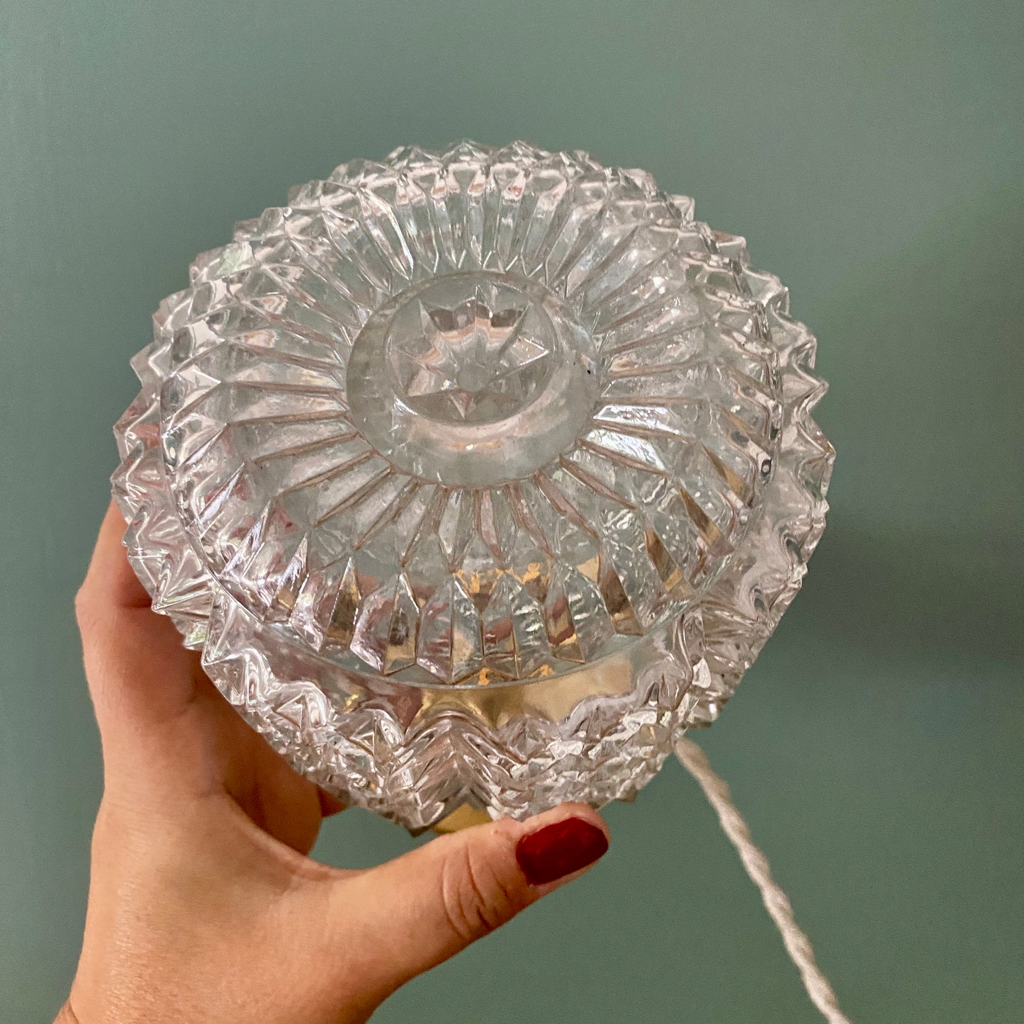 Lampe à poser globe vintage en verre moulé et ciselé