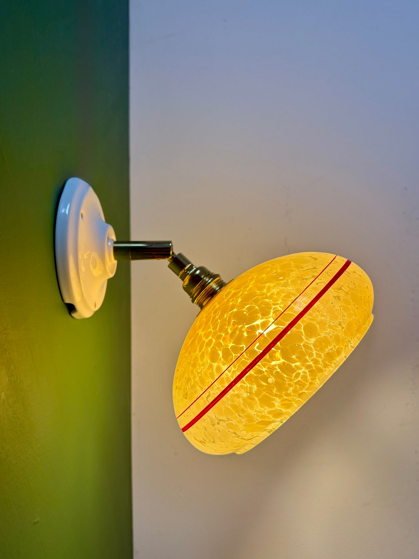 Applique abat-jour vintage en verre de clichy jaune avec liserés rouges