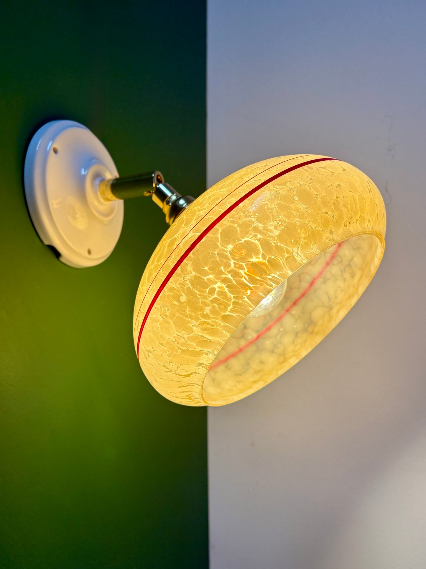 Applique abat-jour vintage en verre de clichy jaune avec liserés rouges