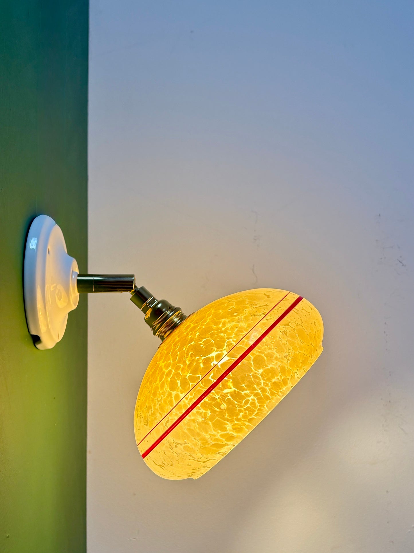 Applique abat-jour vintage en verre de clichy jaune avec liserés rouges