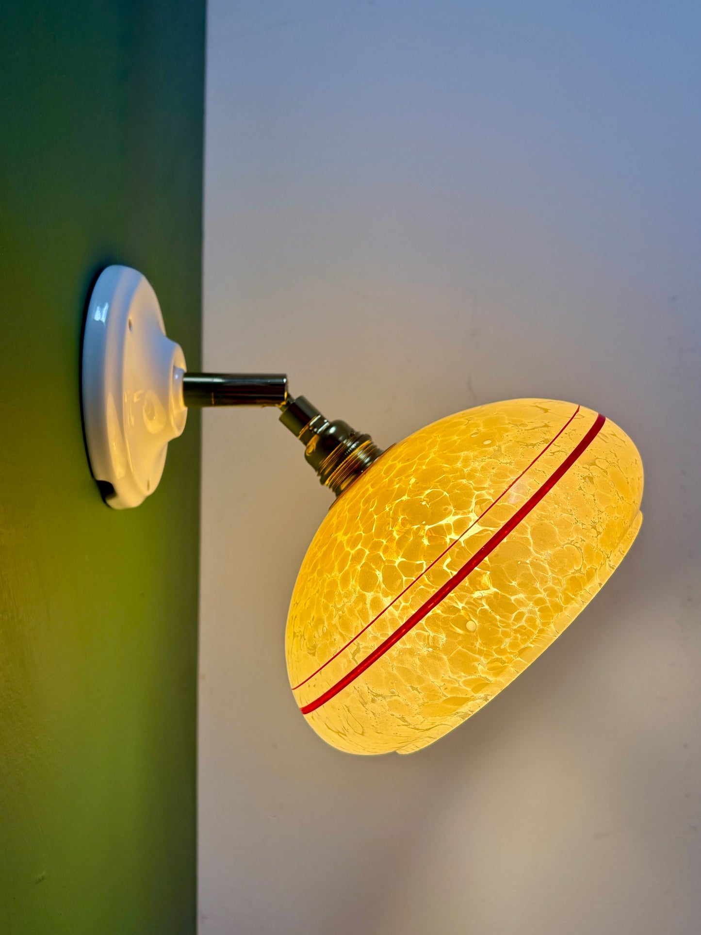 Applique abat-jour vintage en verre de clichy jaune avec liserés rouges