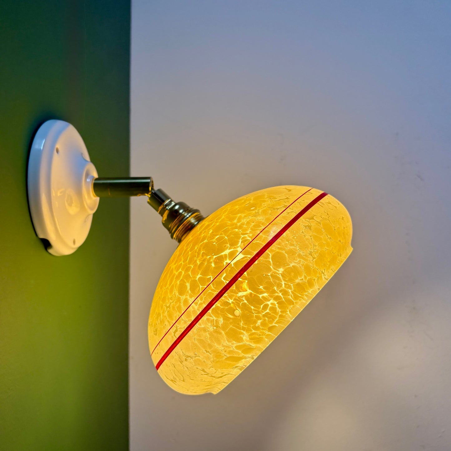 Applique abat-jour vintage en verre de clichy jaune avec liserés rouges