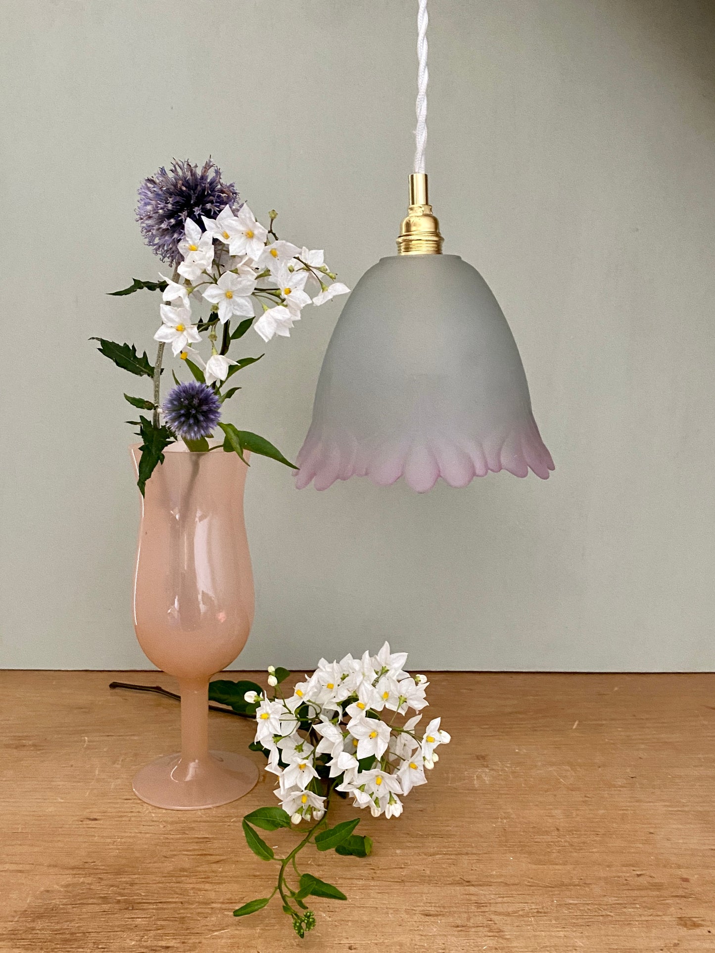 Suspension tulipe vintage en verre dépoli mi blanc mi rose