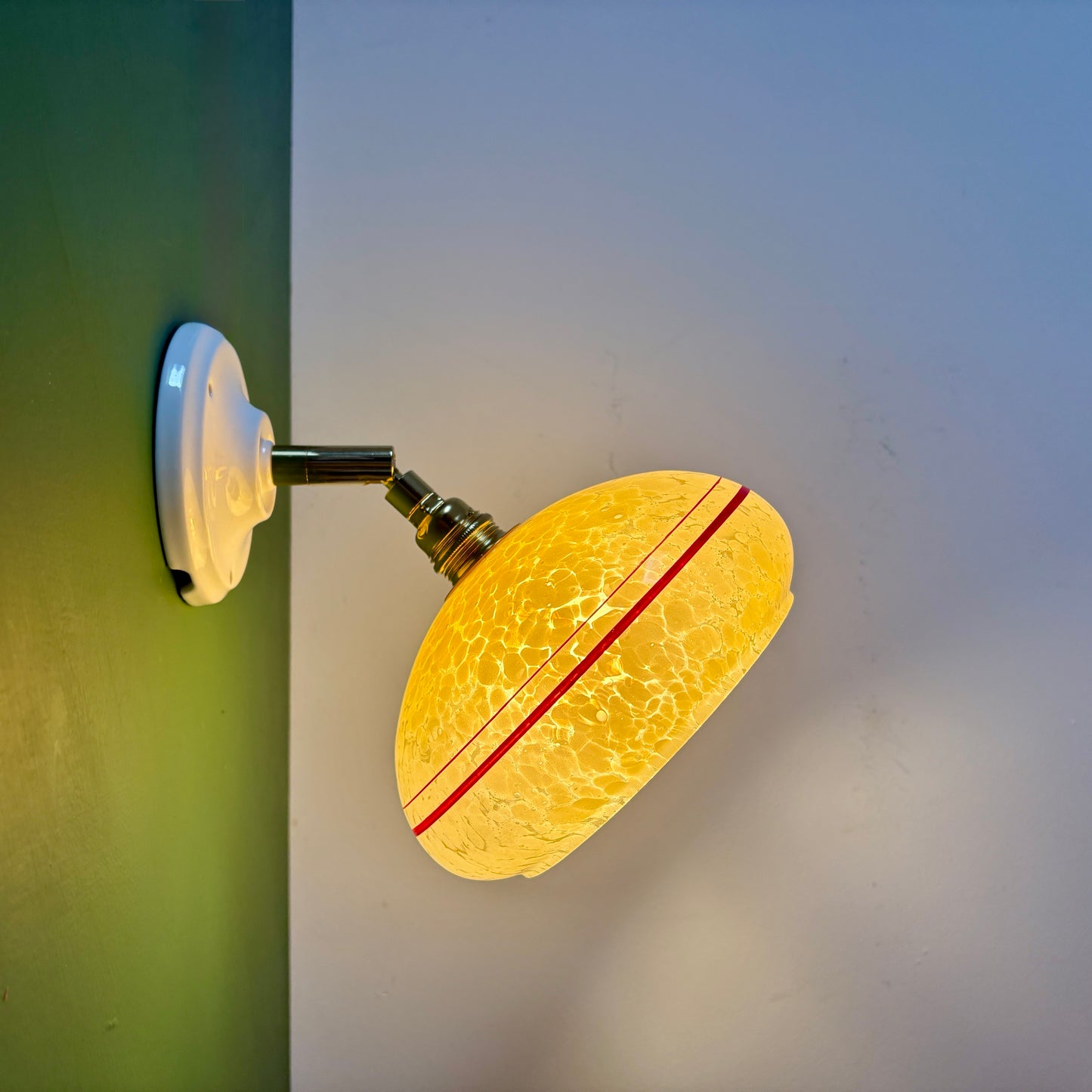 Applique abat-jour vintage en verre de clichy jaune avec liserés rouges