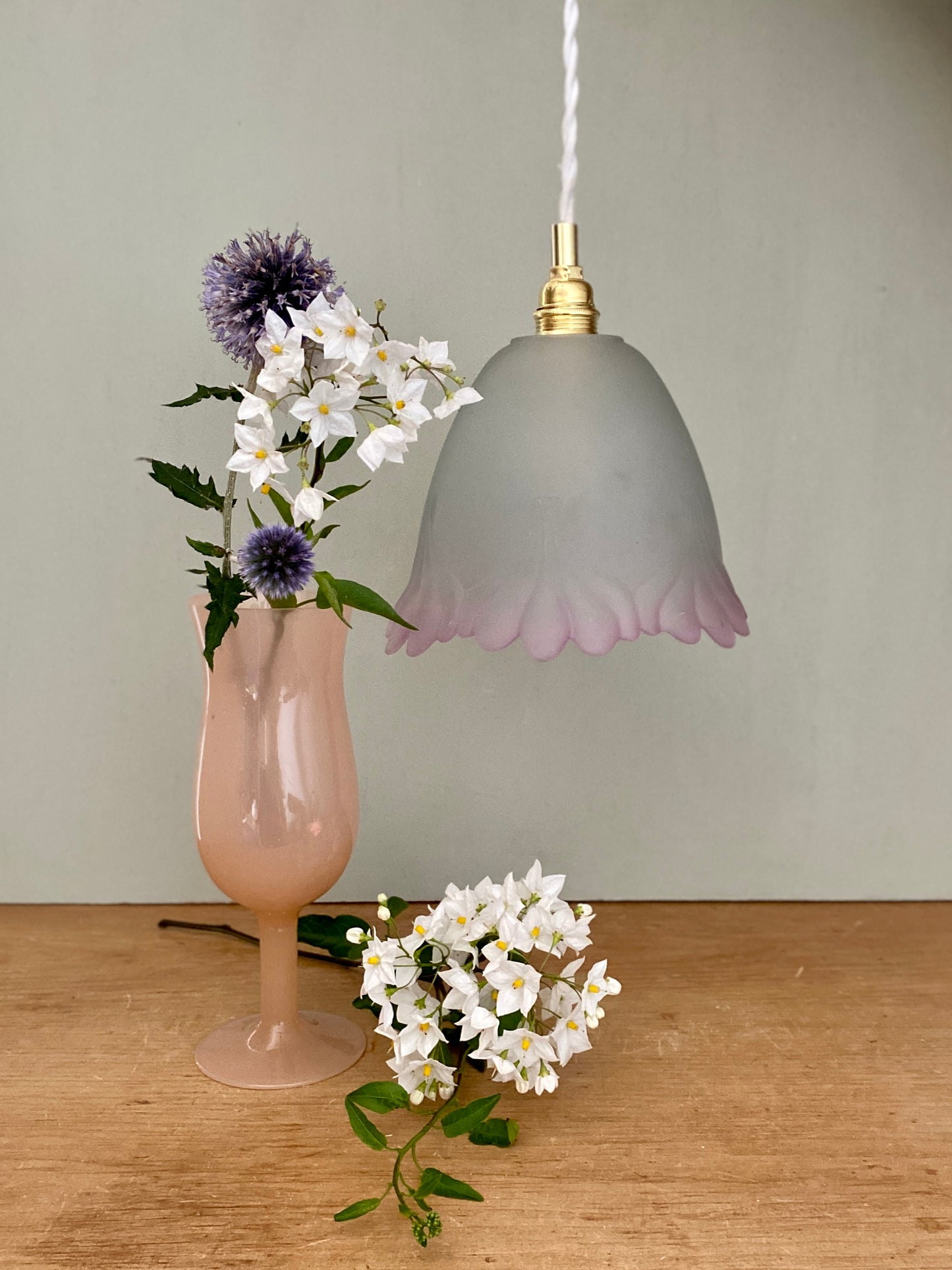 Suspension tulipe vintage en verre dépoli mi blanc mi rose