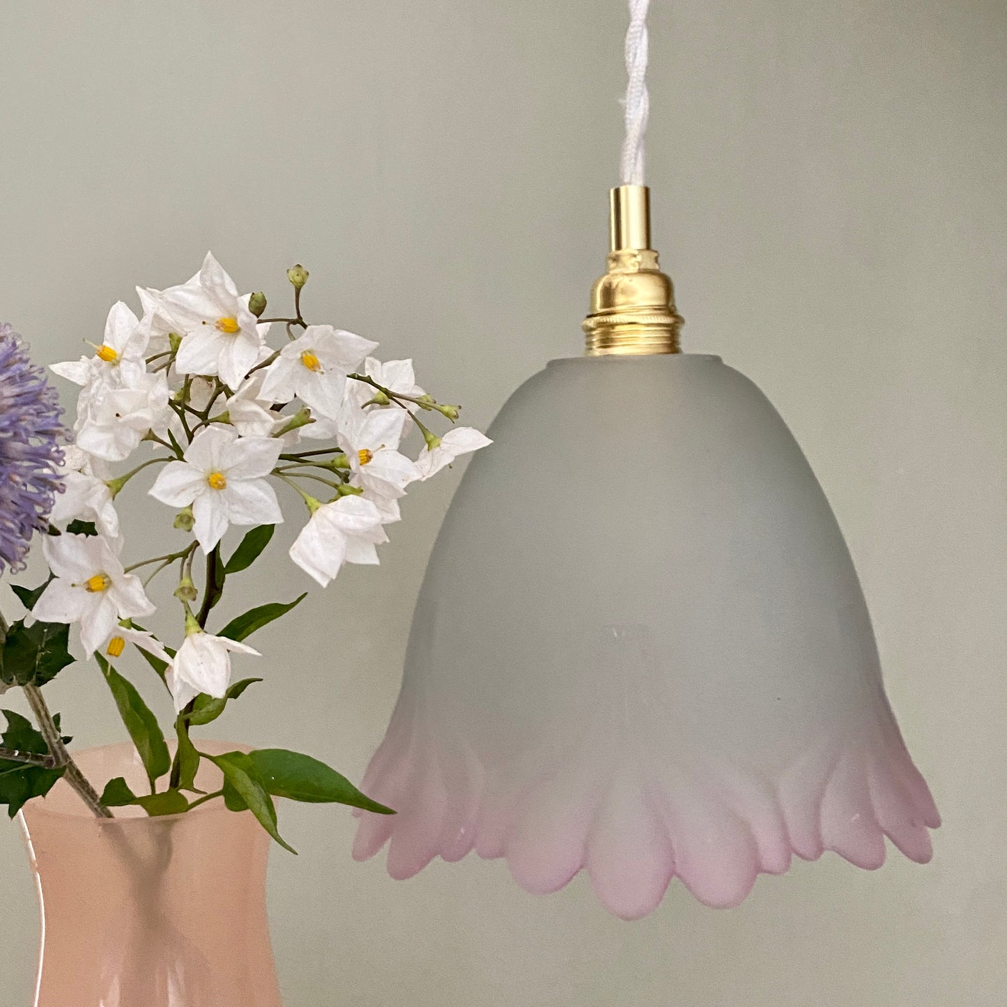 Suspension tulipe vintage en verre dépoli mi blanc mi rose