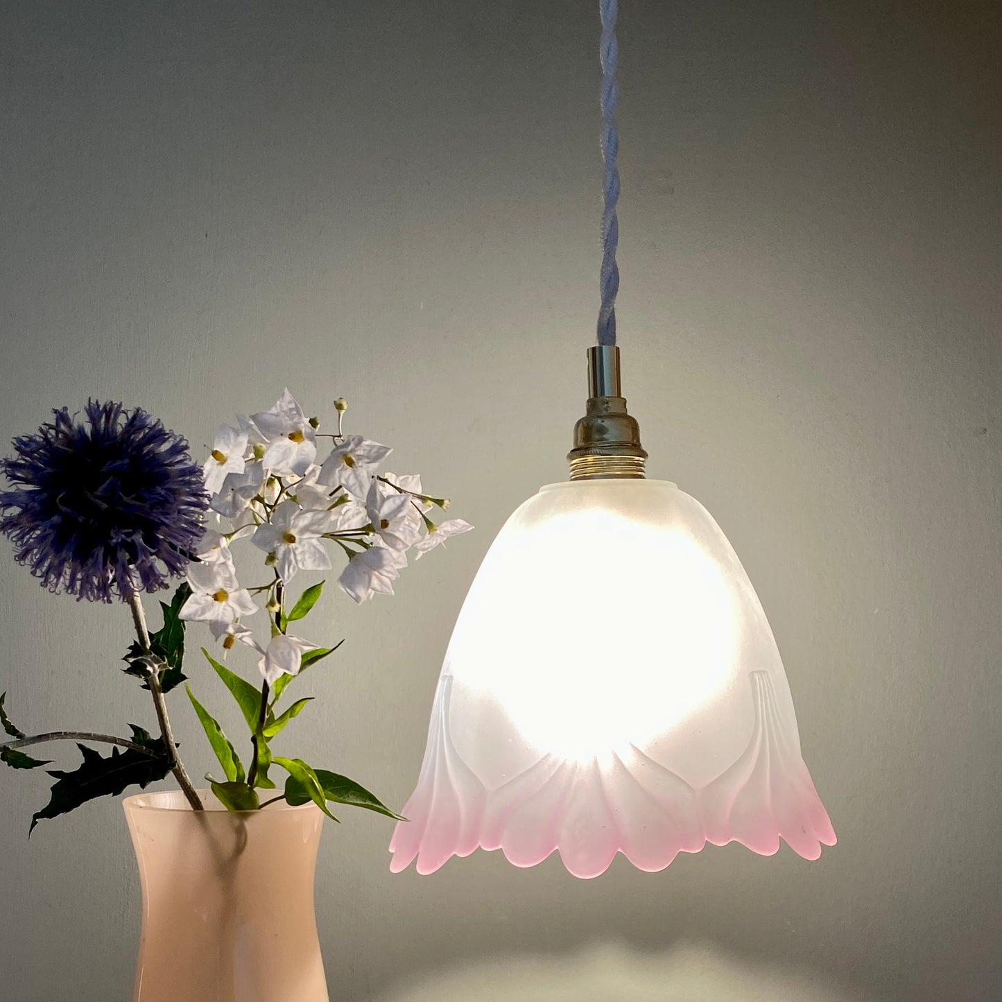 Suspension tulipe vintage en verre dépoli mi blanc mi rose