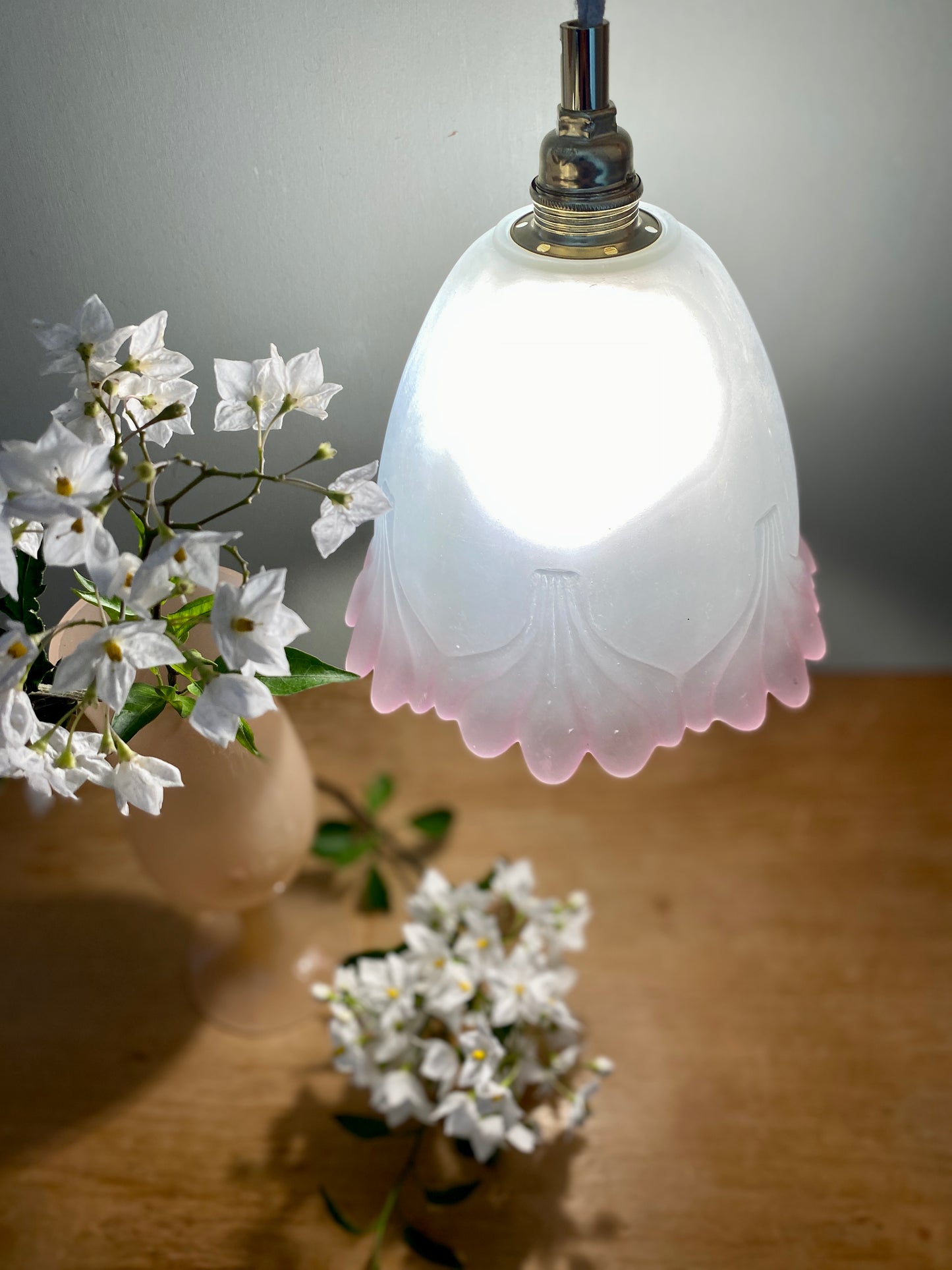 Suspension tulipe vintage en verre dépoli mi blanc mi rose
