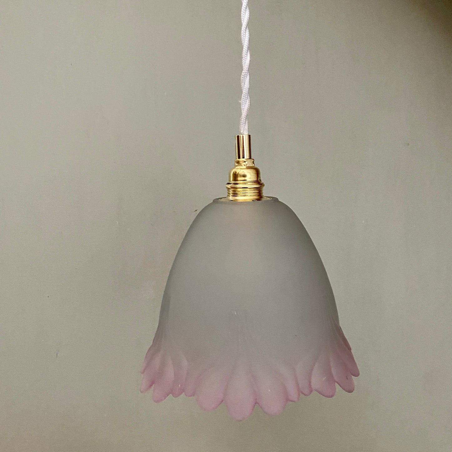 Suspension tulipe vintage en verre dépoli mi blanc mi rose