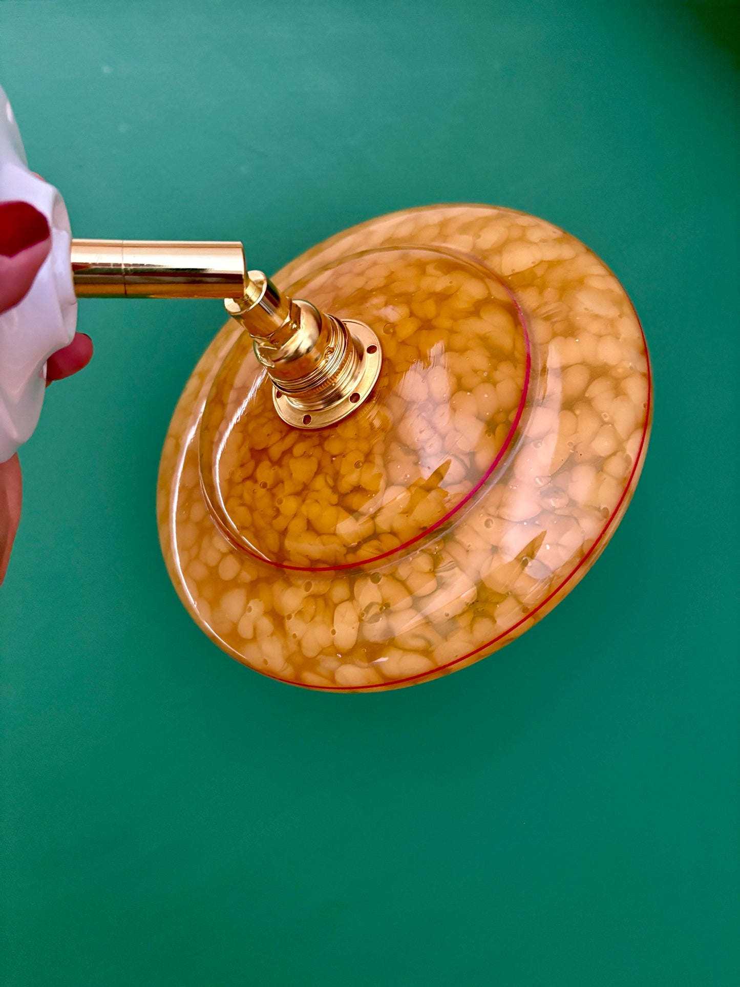 Applique abat-jour vintage en verre de clichy jaune avec liserés rouges