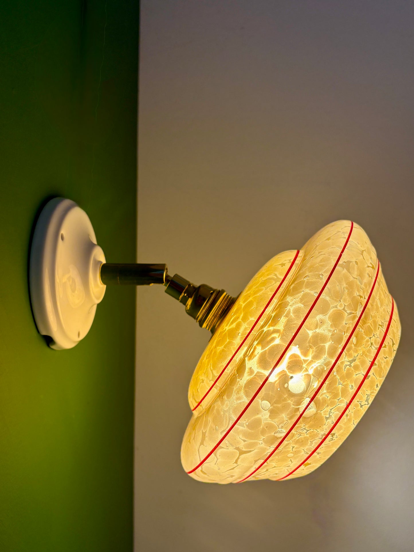 Applique abat-jour vintage en verre de clichy jaune avec liserés rouges