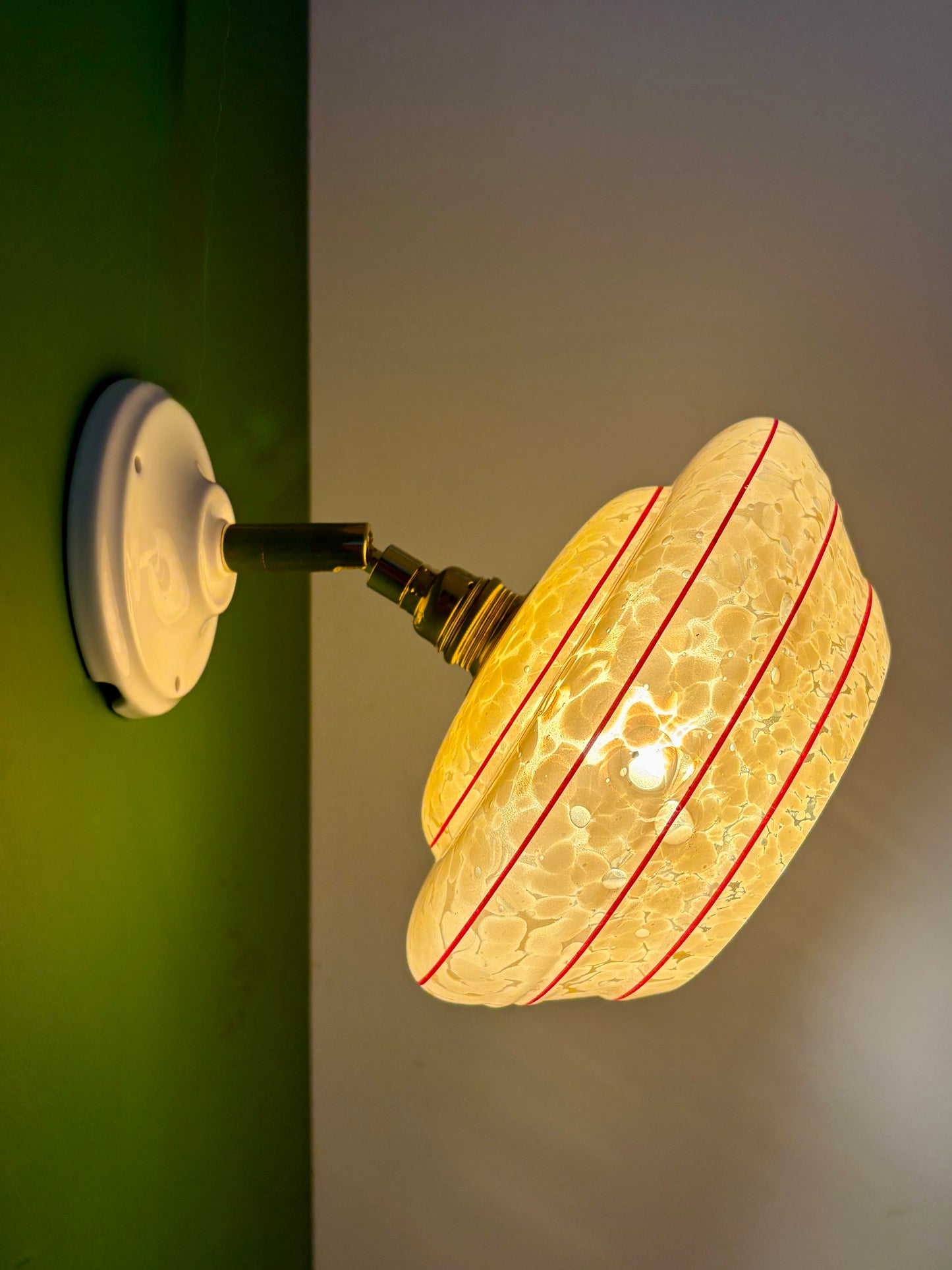 Applique abat-jour vintage en verre de clichy jaune avec liserés rouges