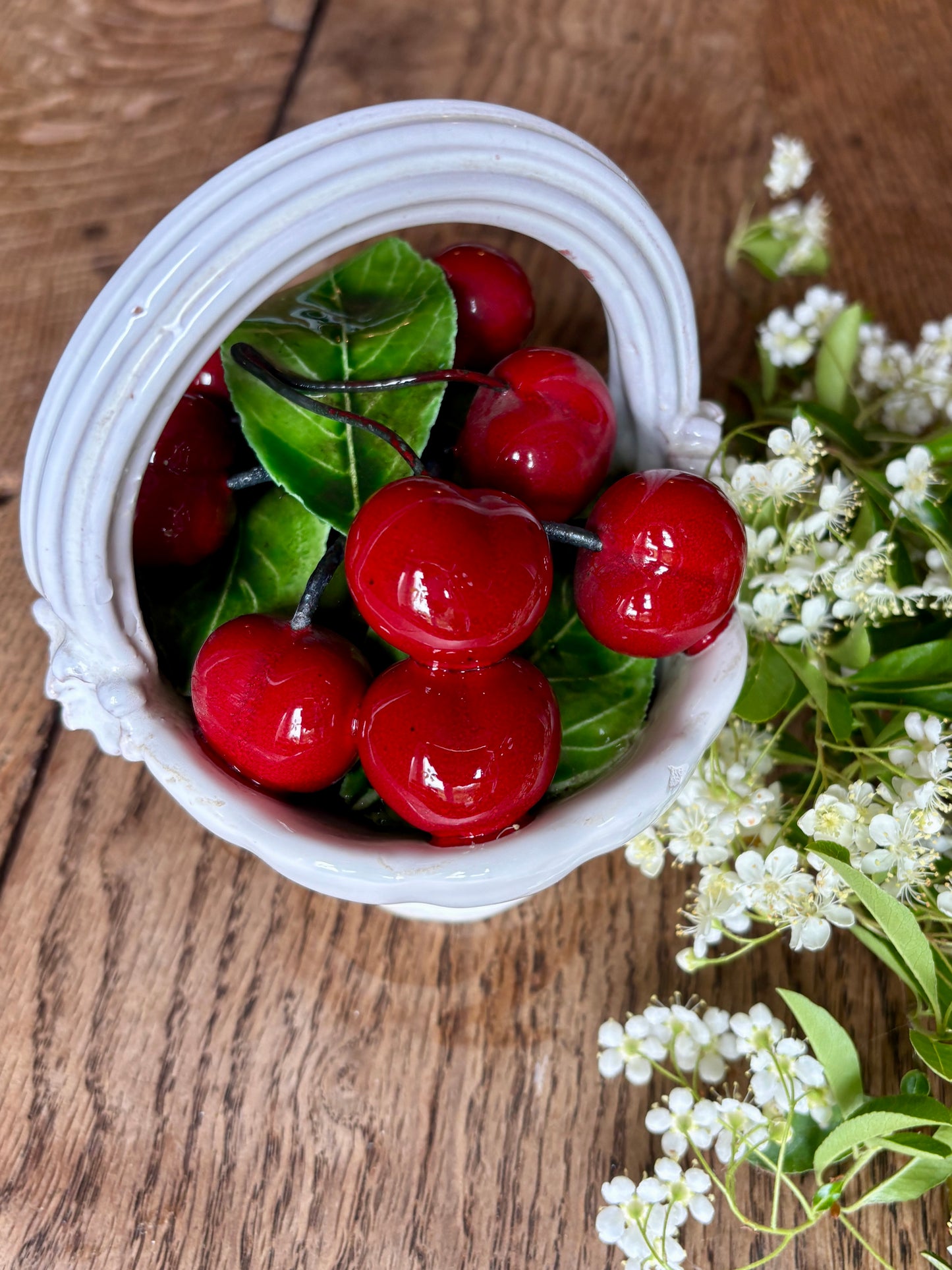Panier de cerises vintage en céramique