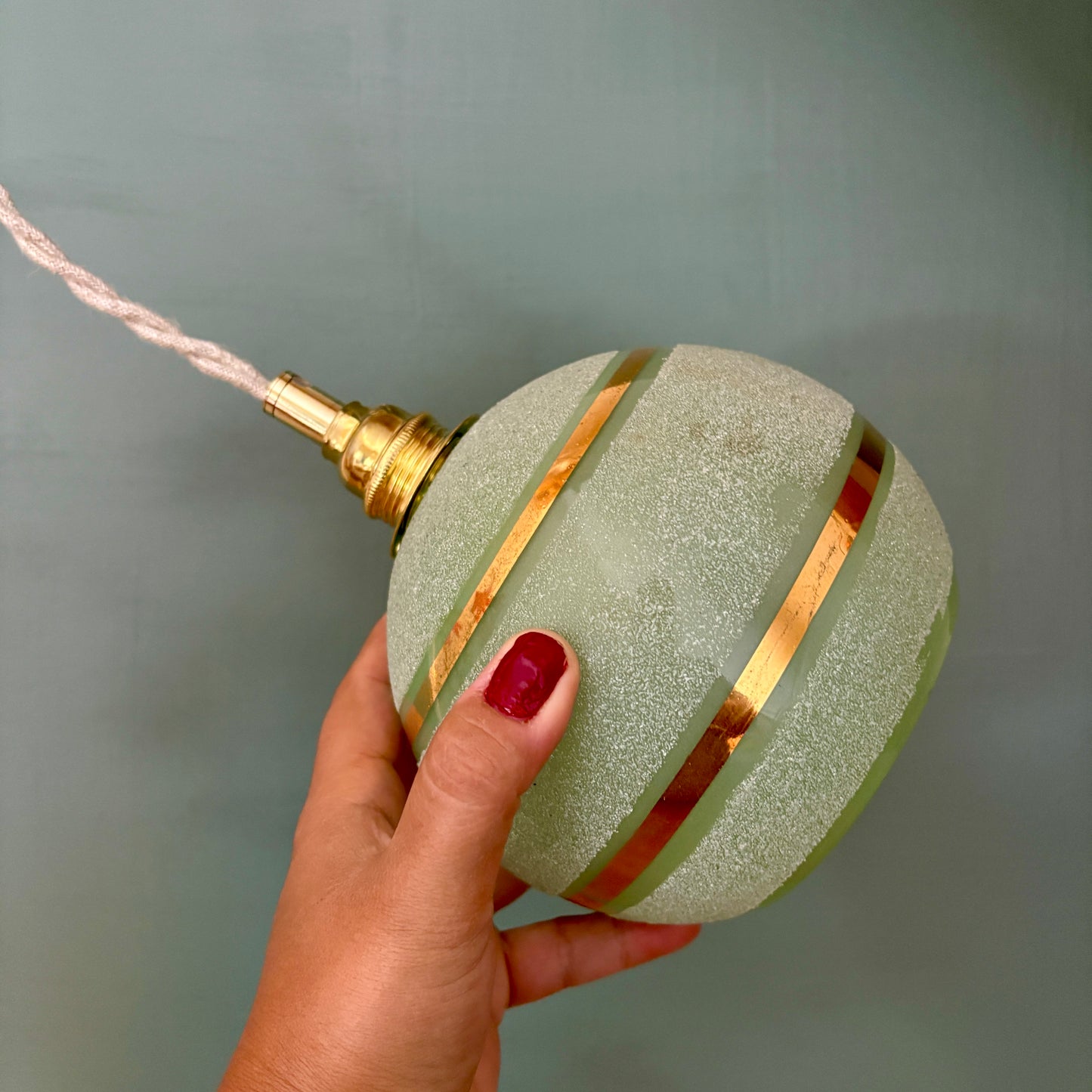 Suspension globe vintage en verre granité vert et doré