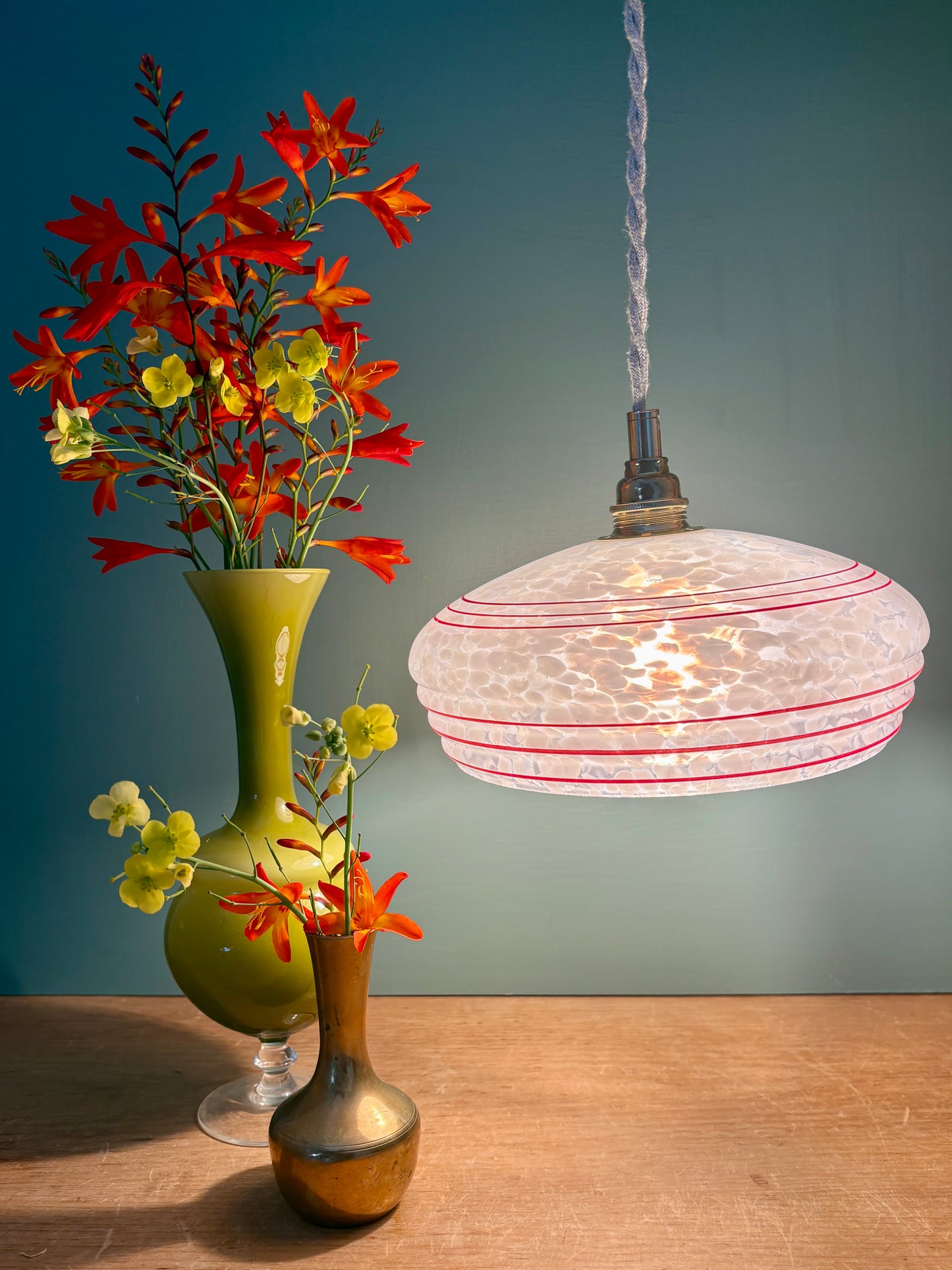 Suspension abat-jour vintage en verre de clichy blanc avec liserés rouge
