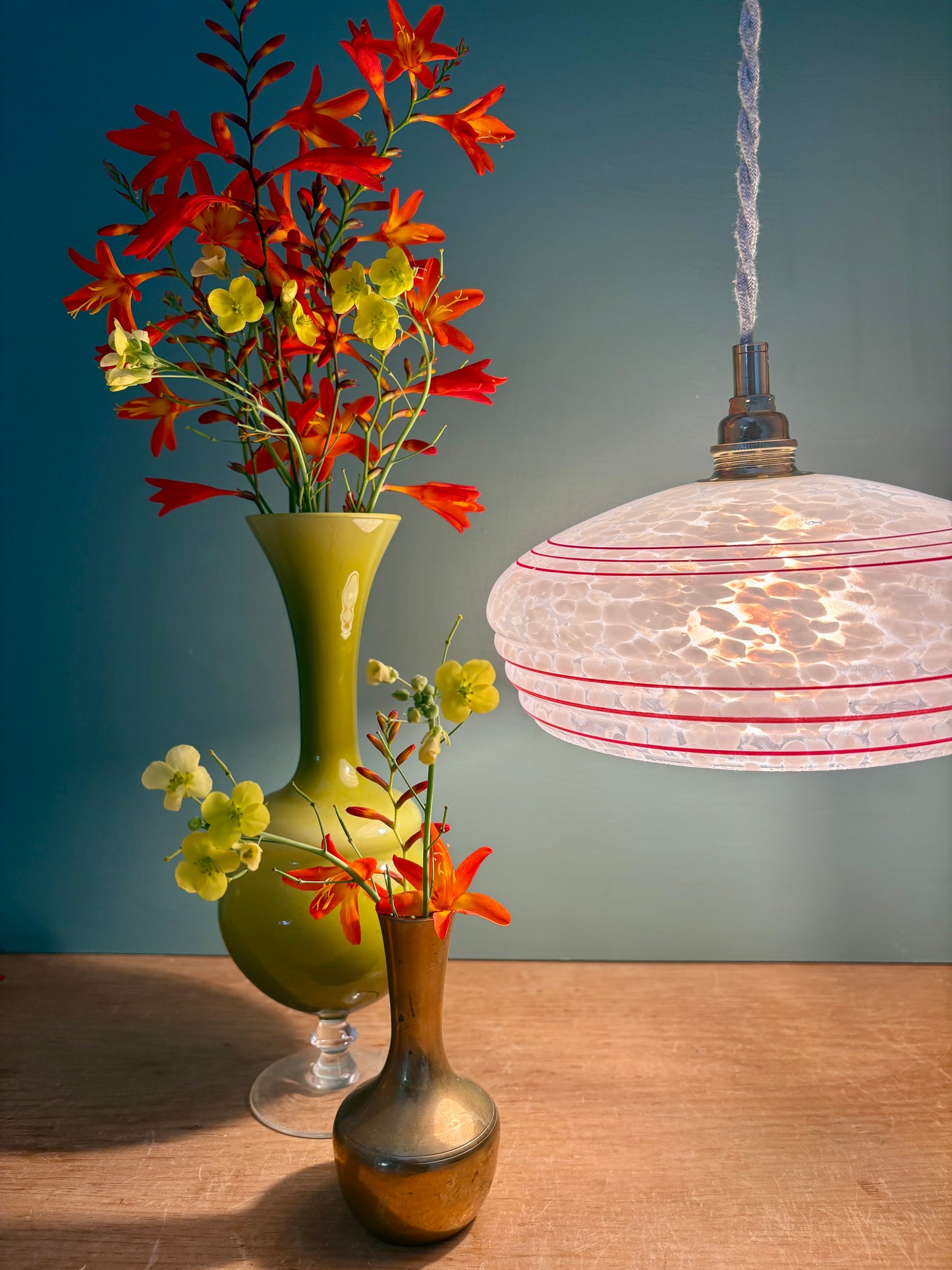 Suspension abat-jour vintage en verre de clichy blanc avec liserés rouge