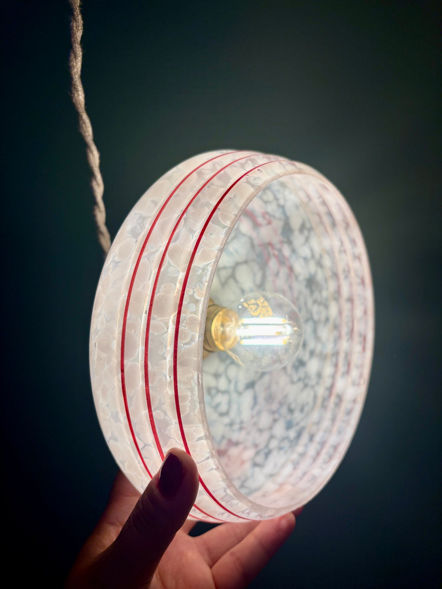 Suspension abat-jour vintage en verre de clichy blanc avec liserés rouge