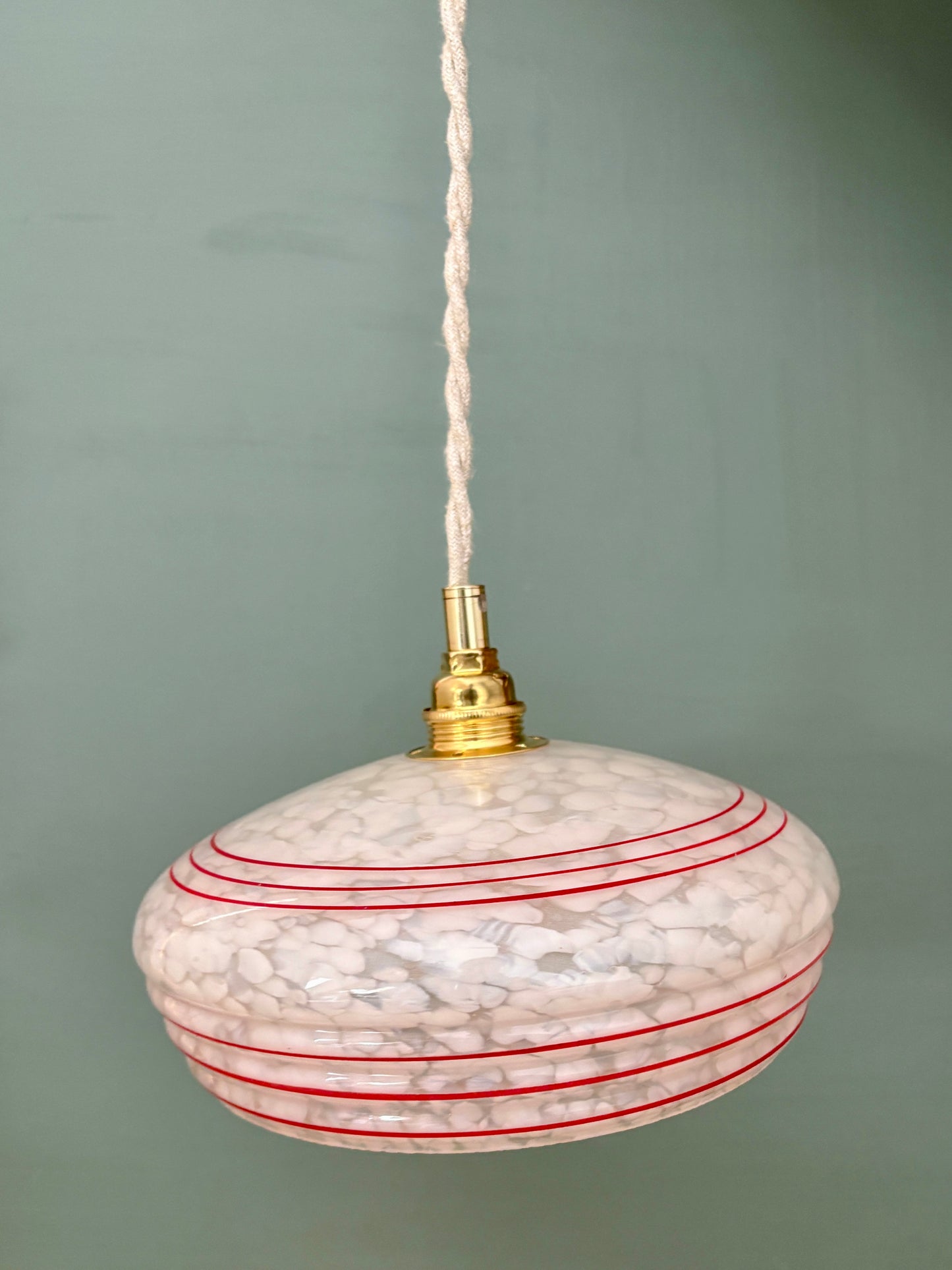 Suspension abat-jour vintage en verre de clichy blanc avec liserés rouge