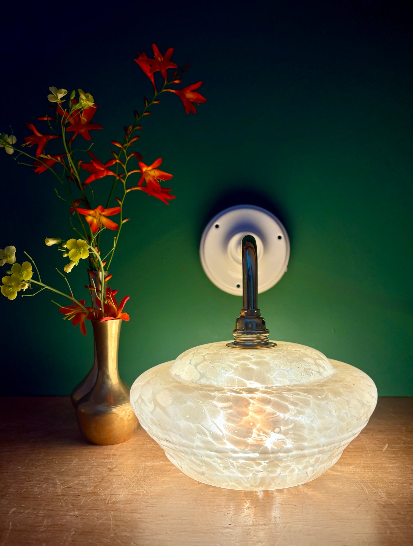 Applique coudée abat-jour vintage en verre de clichy jaune