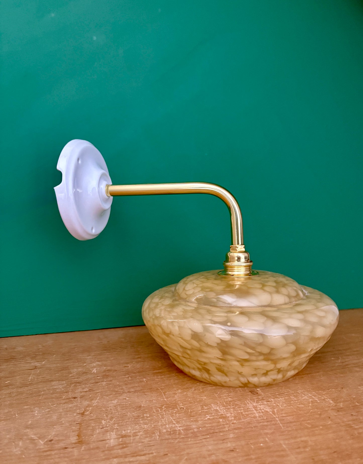 Applique coudée abat-jour vintage en verre de clichy jaune
