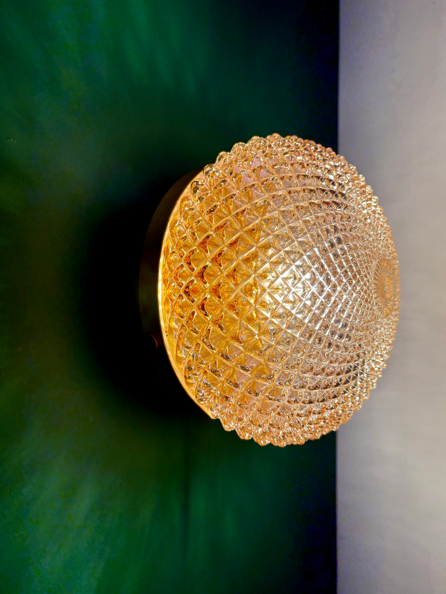 Applique ou plafonnier globe vintage en verre ambré pointe de diamant