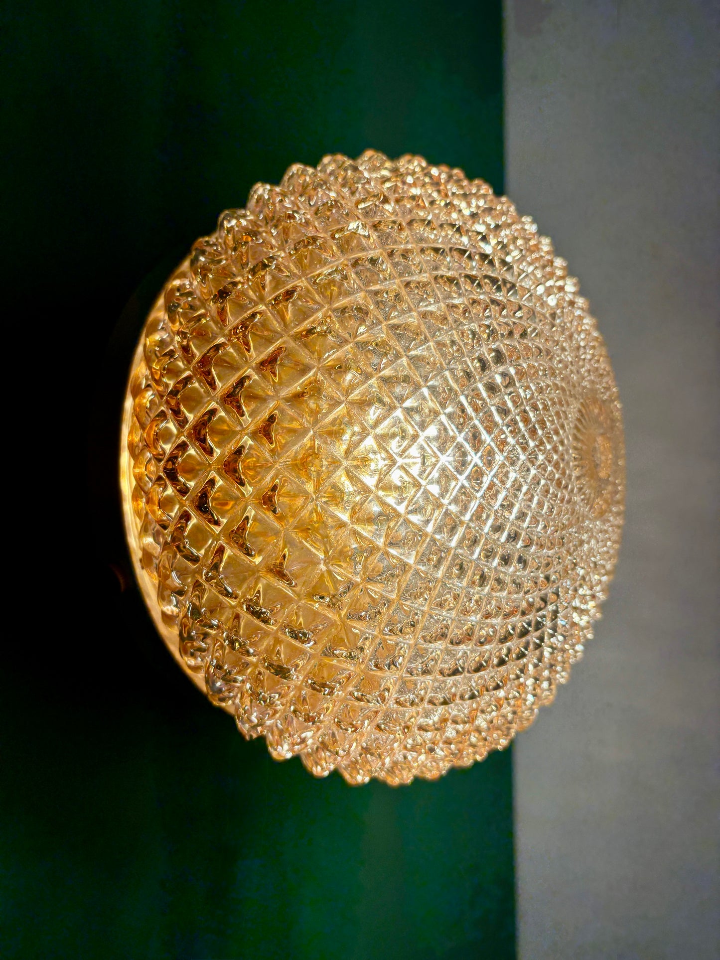 Applique ou plafonnier globe vintage en verre ambré pointe de diamant