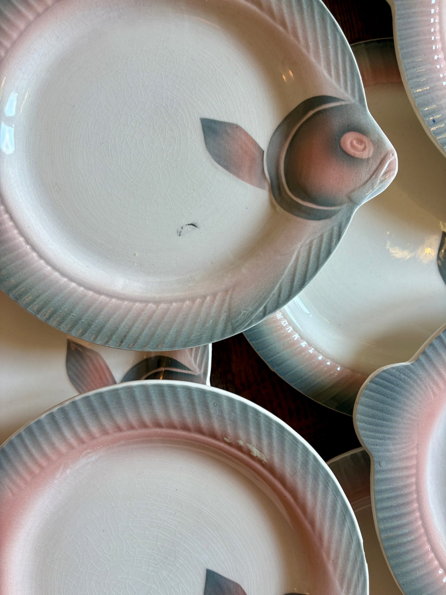 Lot de 12 assiettes vintage en forme de Poissons roses et grises - Digoin