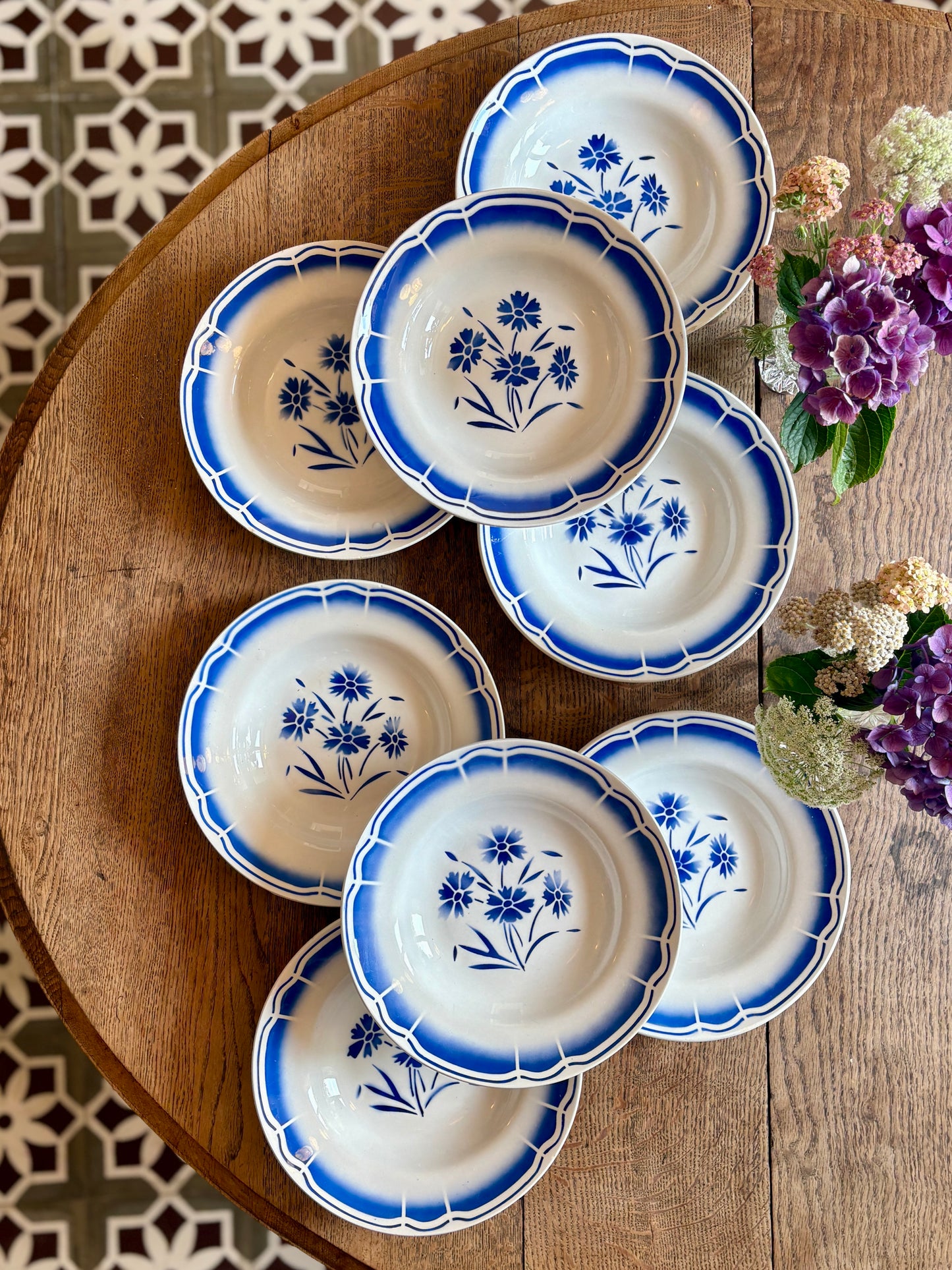 Lot de 8 assiettes creuses anciennes, décors de fleurs bleues