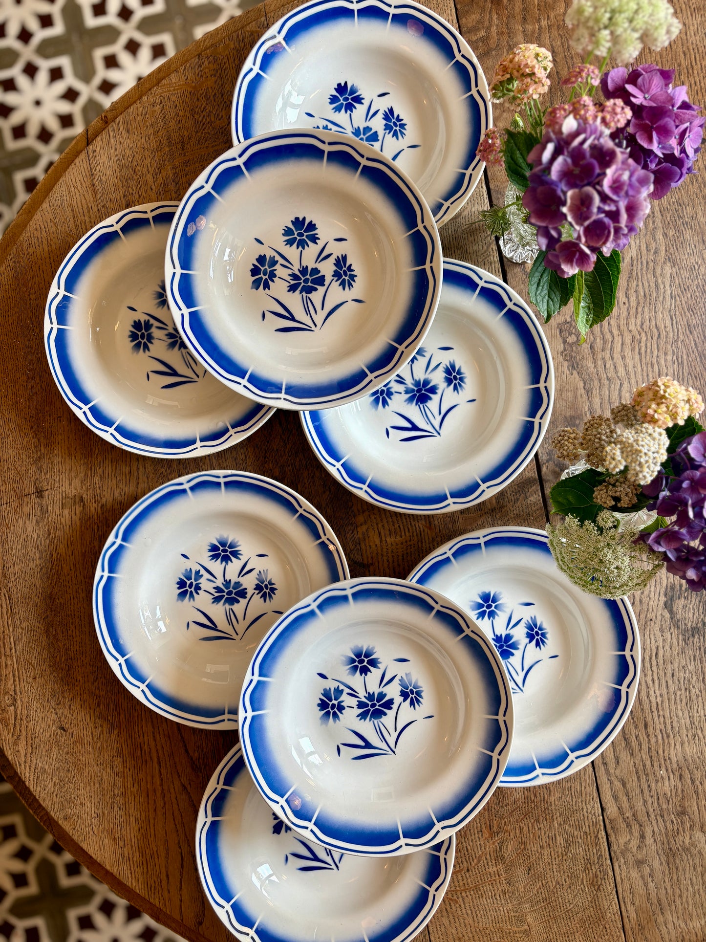 Lot de 8 assiettes creuses anciennes, décors de fleurs bleues