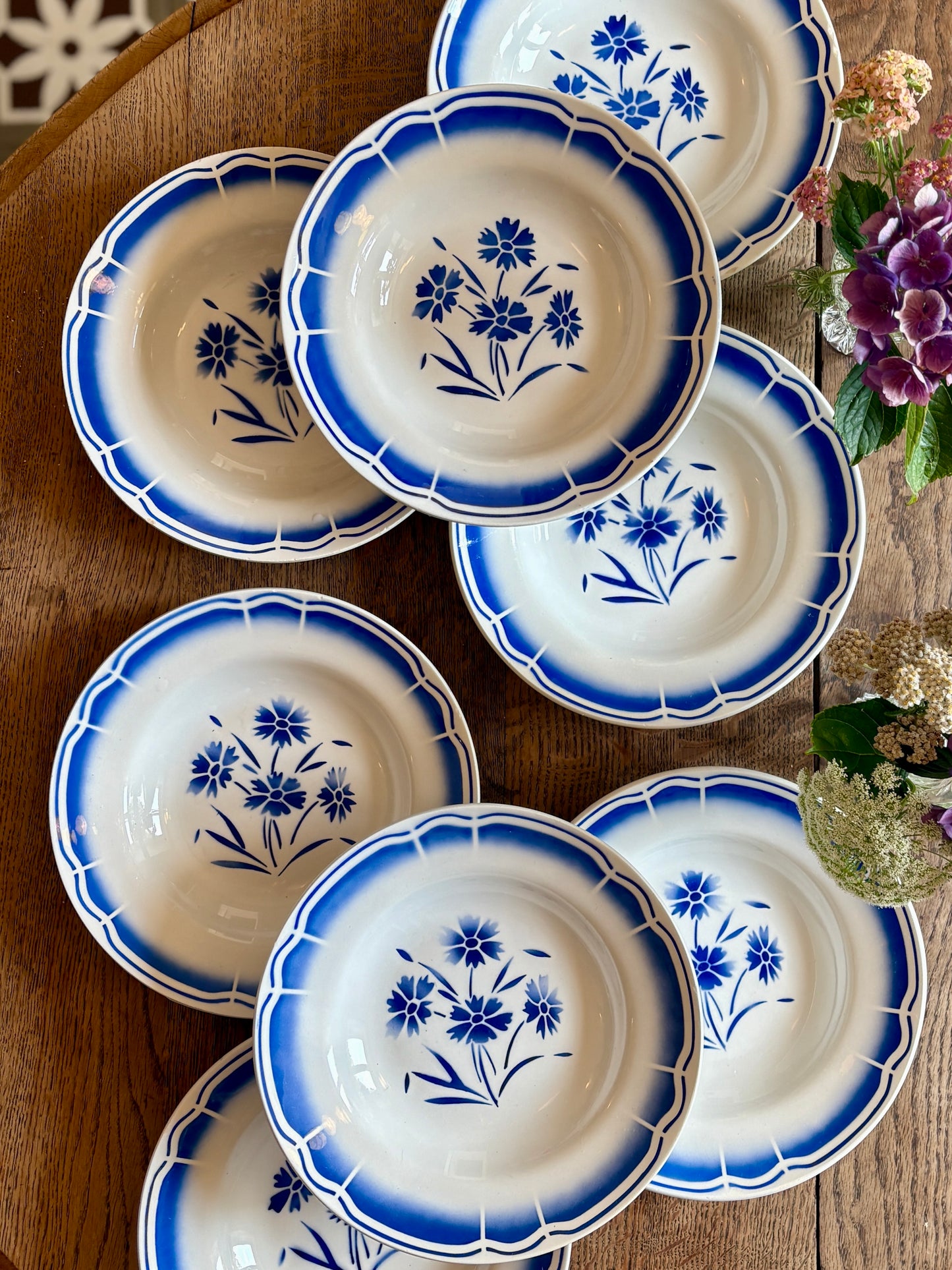 Lot de 8 assiettes creuses anciennes, décors de fleurs bleues