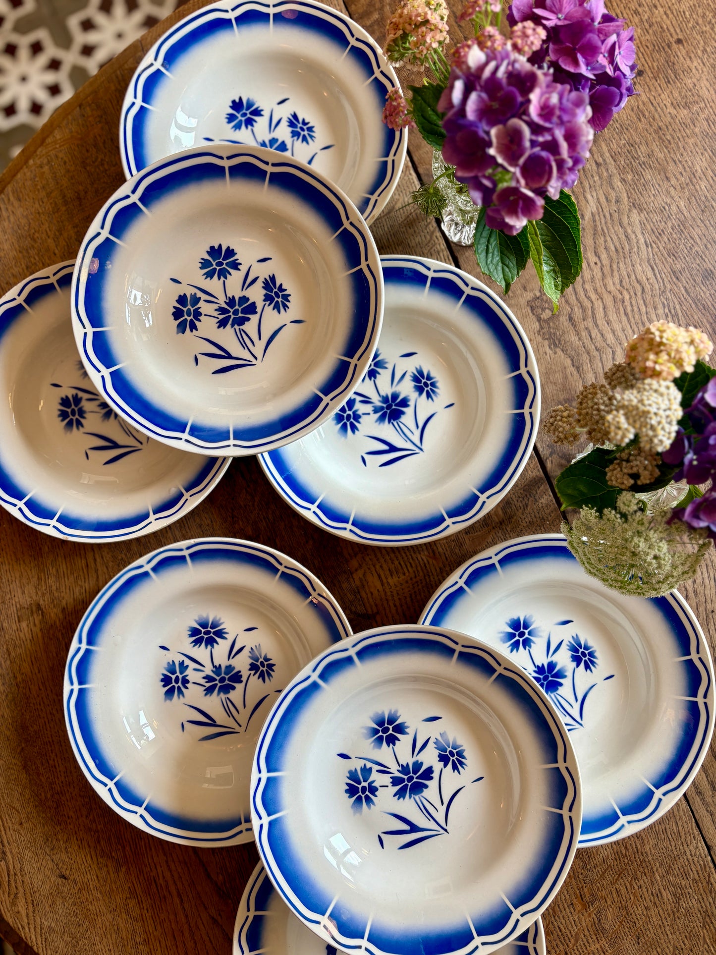 Lot de 8 assiettes creuses anciennes, décors de fleurs bleues