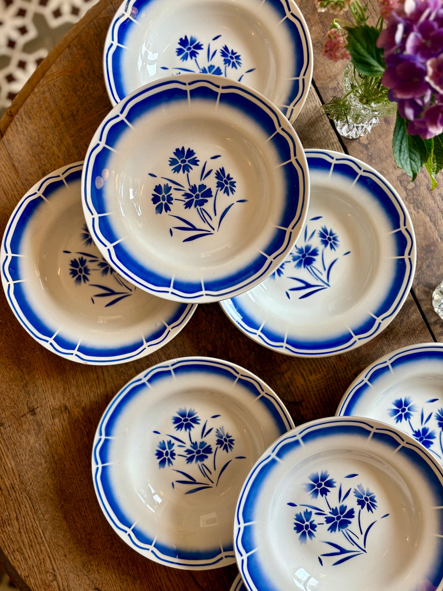 Lot de 8 assiettes creuses anciennes, décors de fleurs bleues