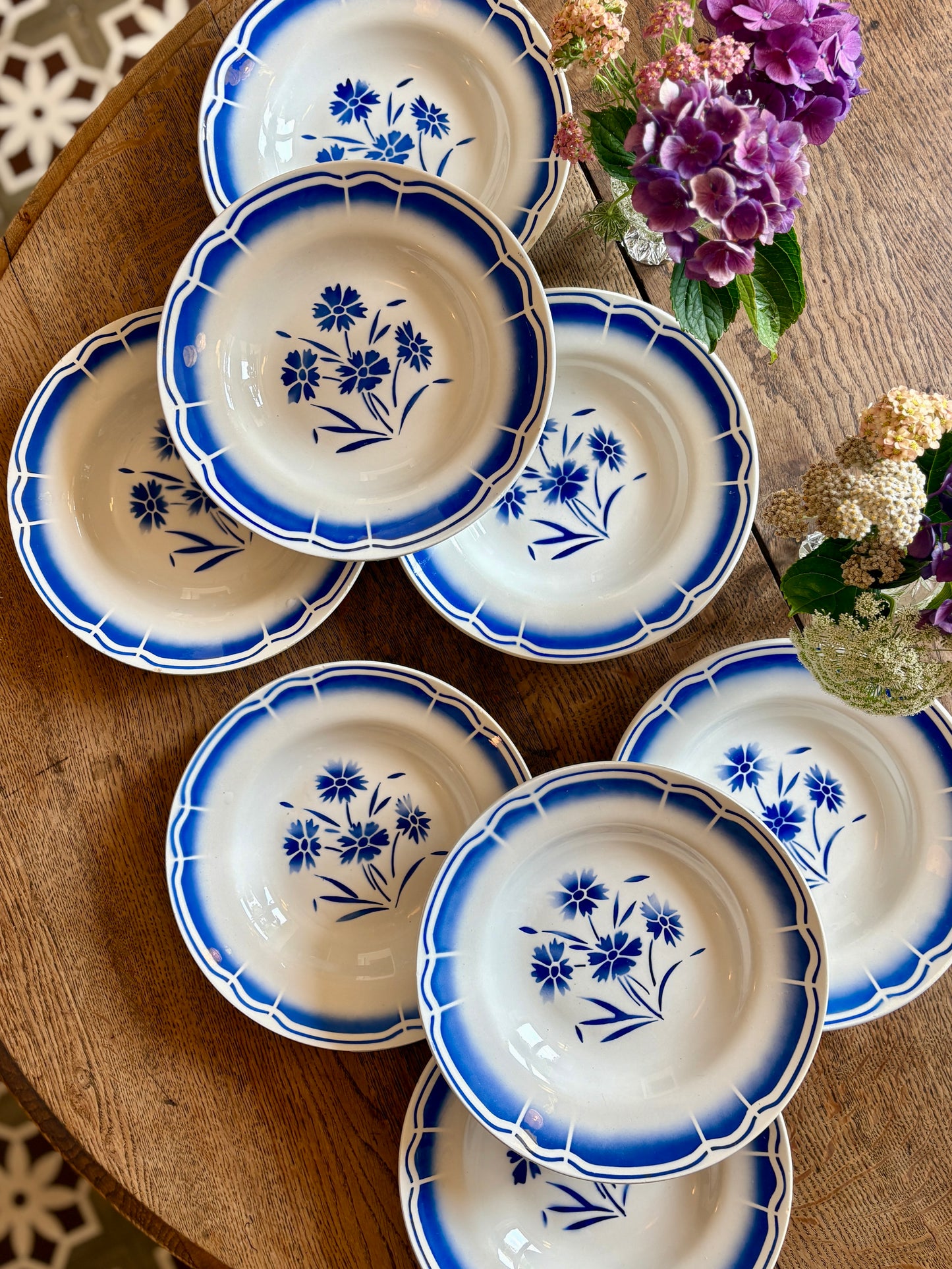 Lot de 8 assiettes creuses anciennes, décors de fleurs bleues